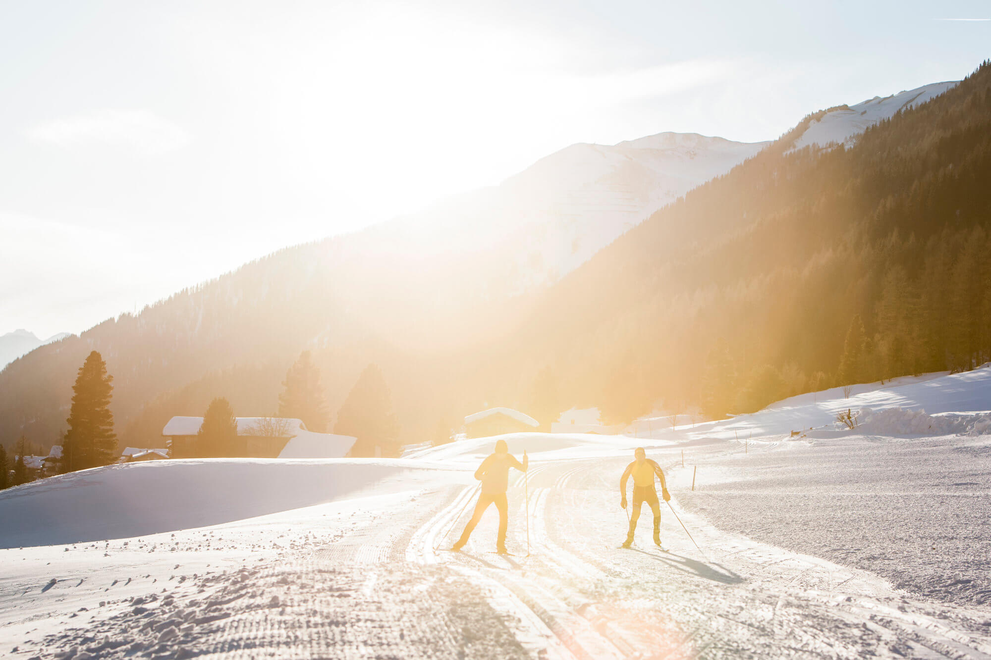 Zwei Langläufer unterwegs auf der Loipe - AHRIA Apartments