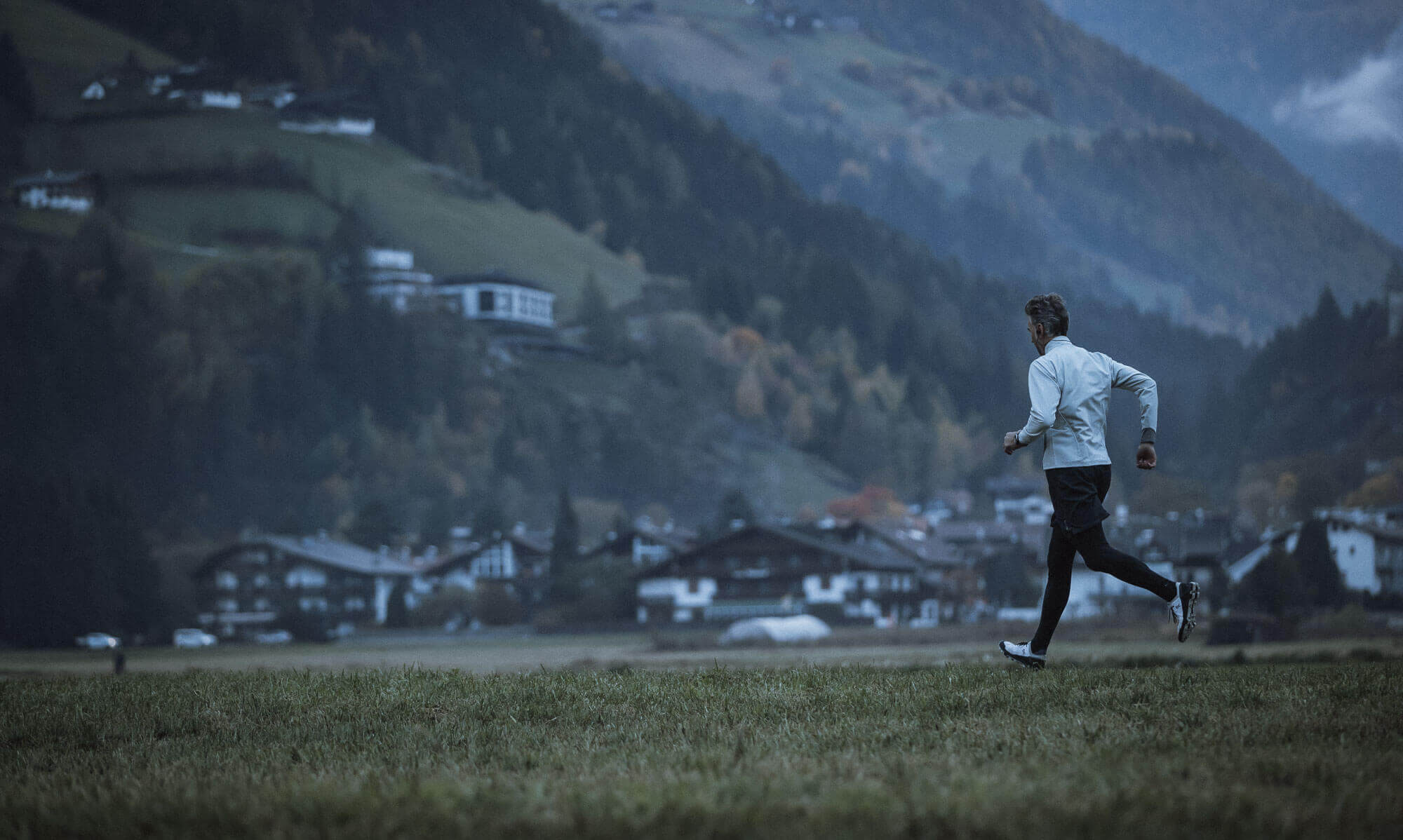 Läufer unterwegs am frühen Morgen in der Natur - AHRIA Apartments