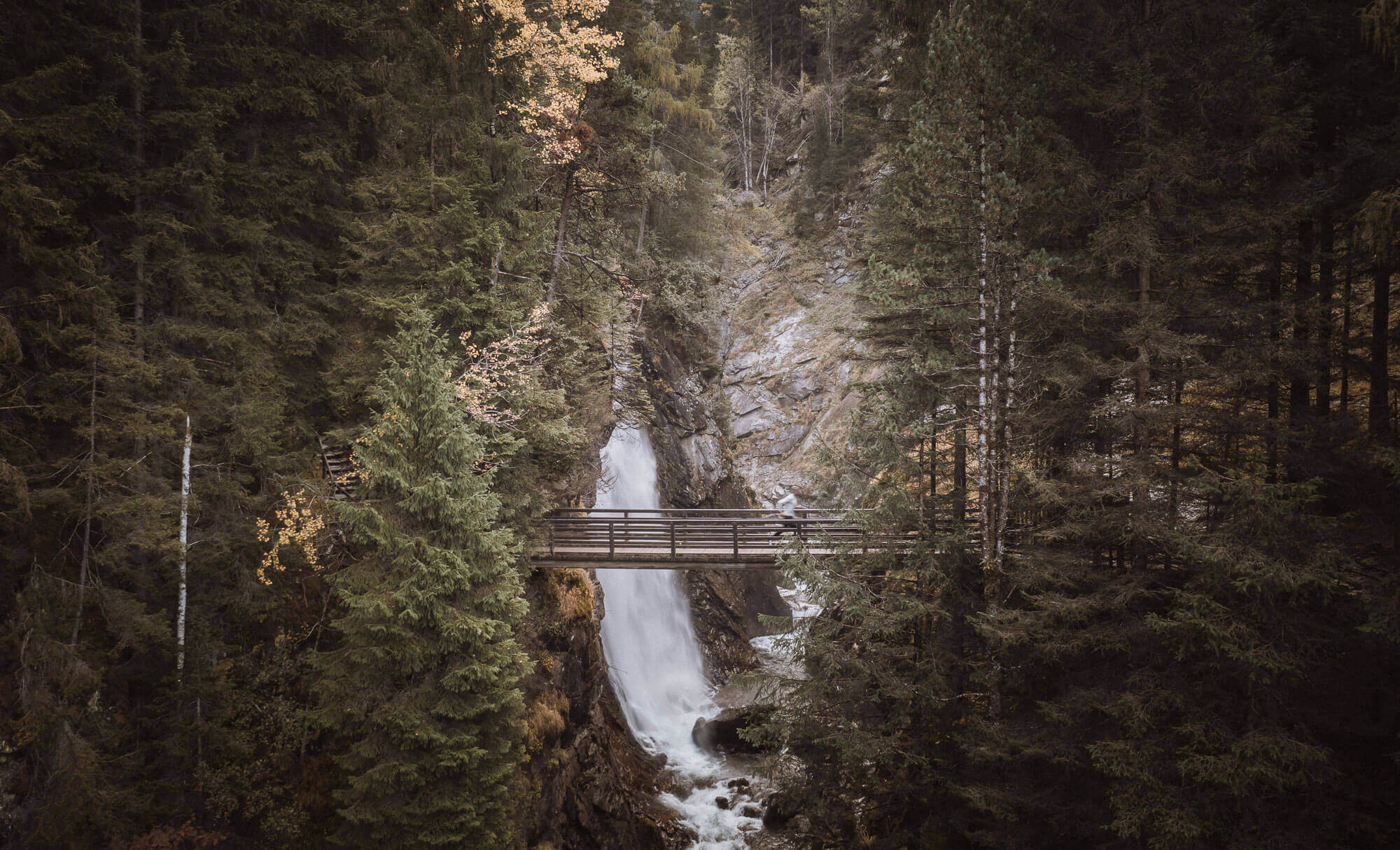 Reinbachwasserfall mit Brücke - AHRIA Apartments