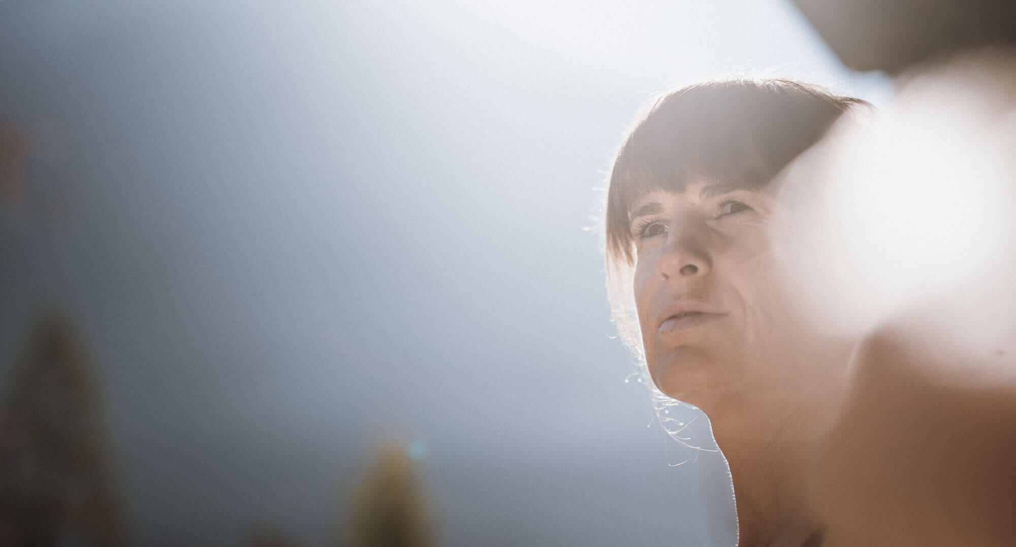 Frau blickt in die Natur - AHRIA Apartments