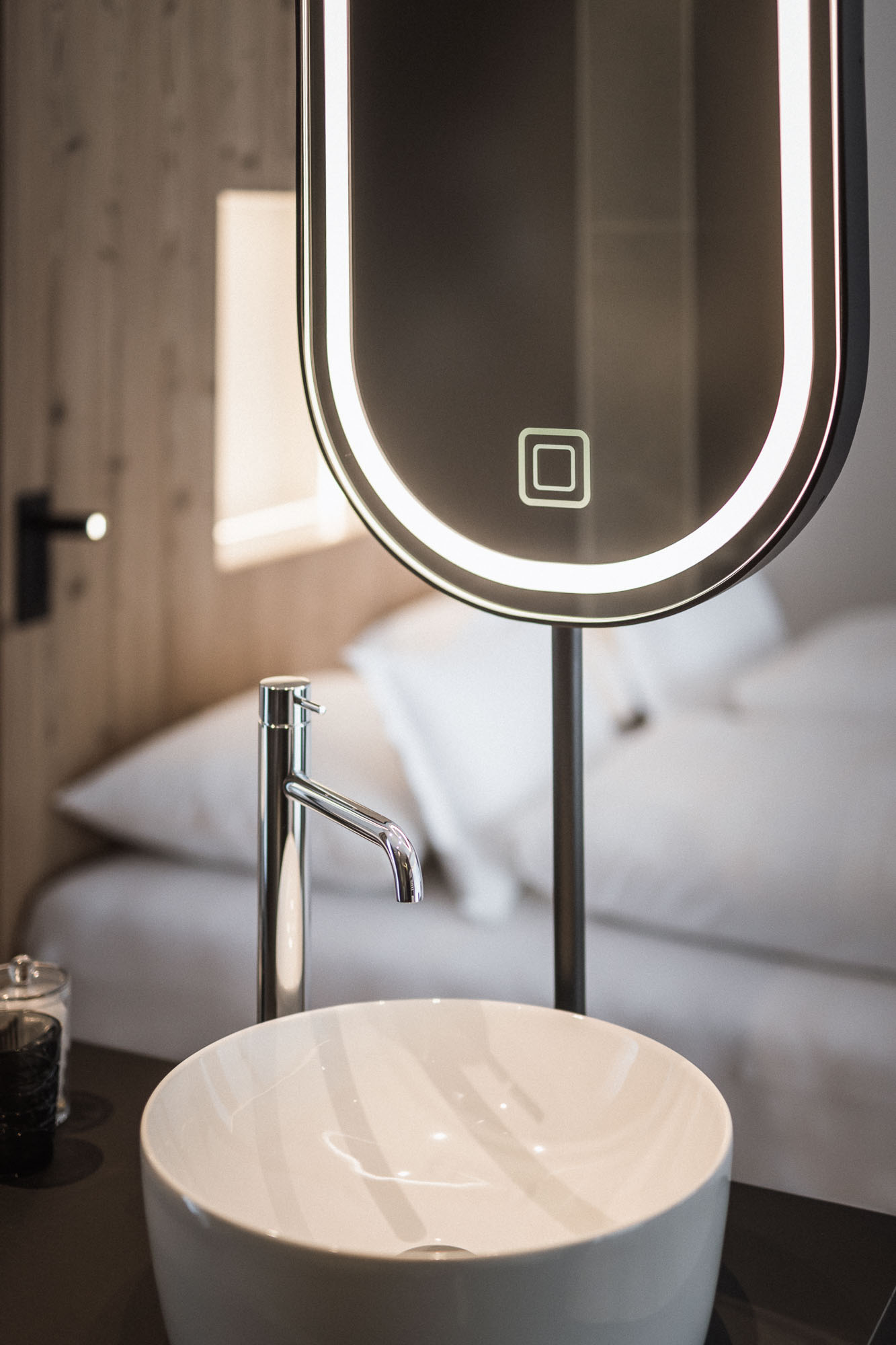 Kosmetikspiegel und Waschbecken vom Apartment AhriaNova - AHRIA Apartments