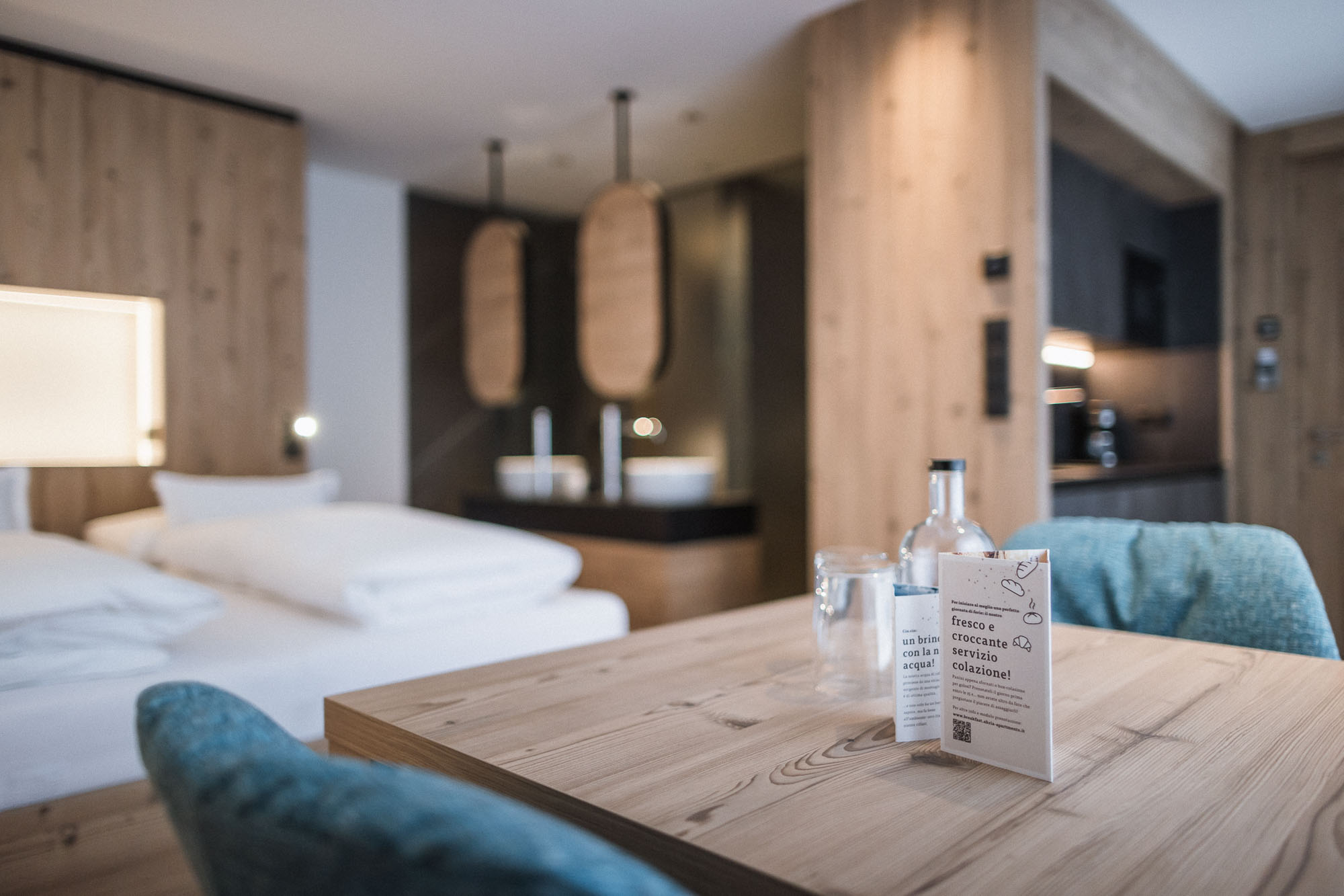 Tisch mit Stühlen im Apartment AhriaNova - AHRIA Apartments