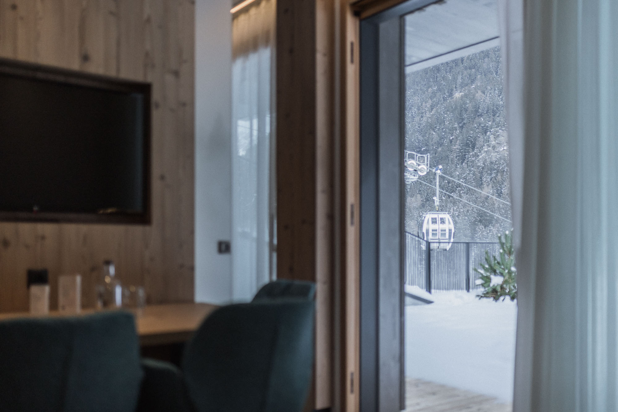 Aussicht vom Apartment nach draußen auf die Bergbahn - AHRIA Apartments