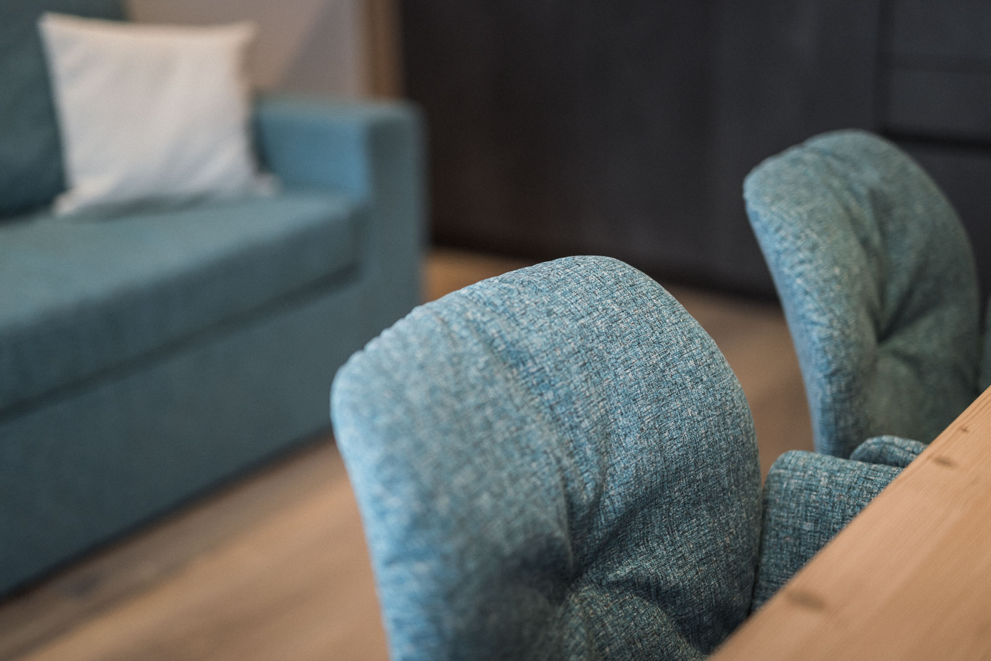 Blaue Stühle und Sofa im Apartment AhriaNova - AHRIA Apartments