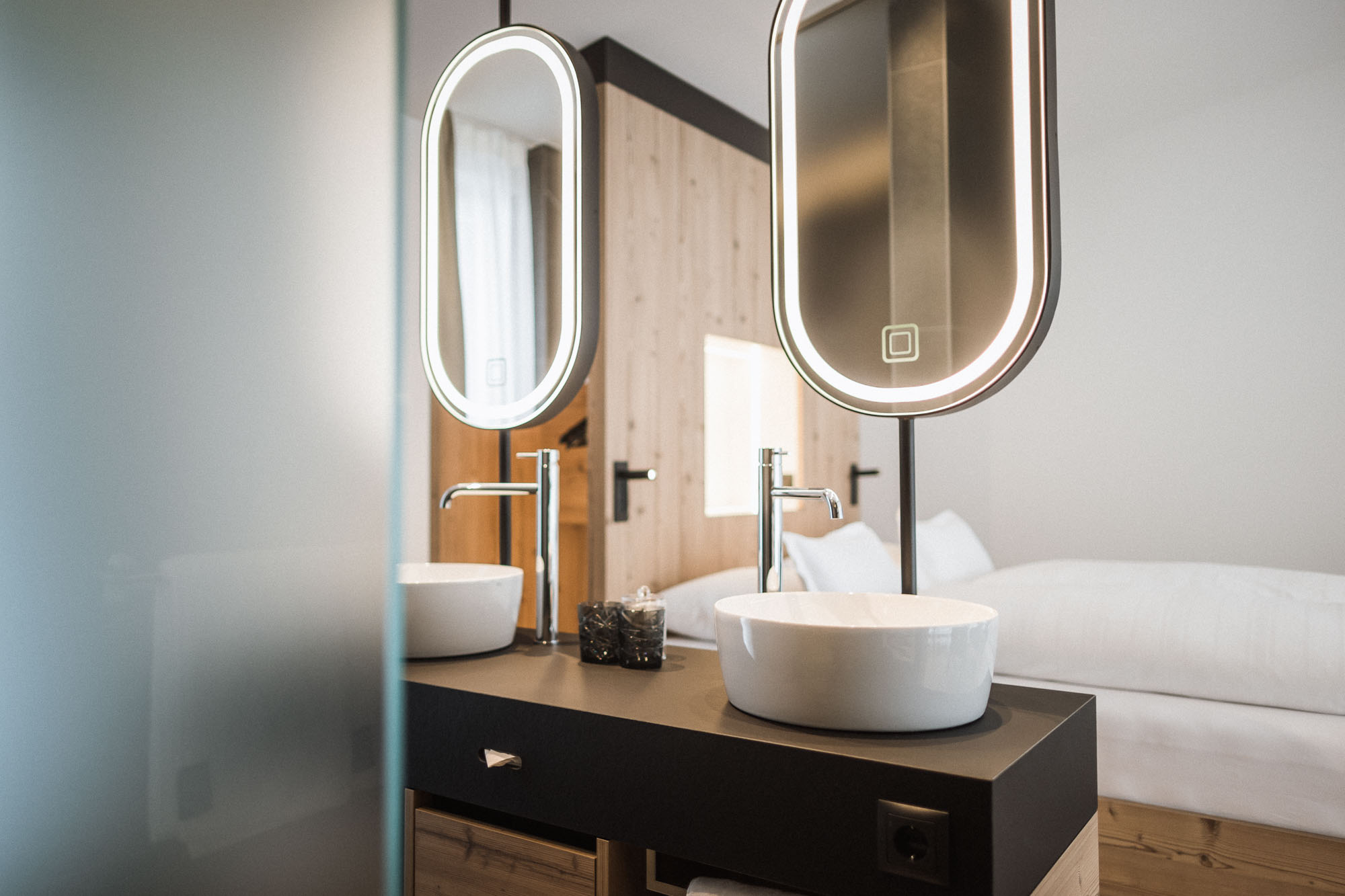 Doppelwaschbecken mit separaten Spiegeln im Apartment AhriaNova - AHRIA Apartments