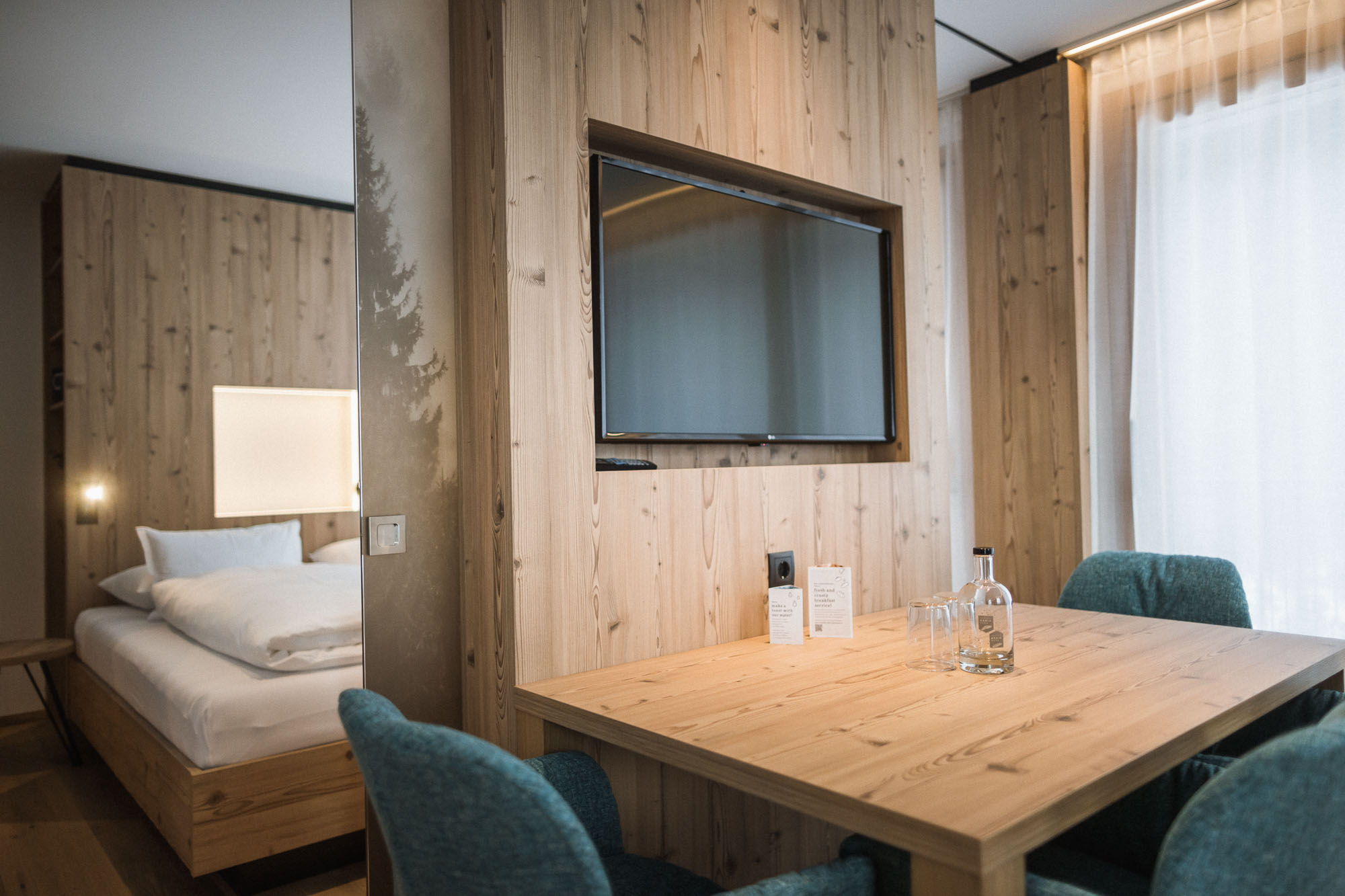 Tisch vor Fernseher im Apartment AhriaNova - AHRIA Apartments