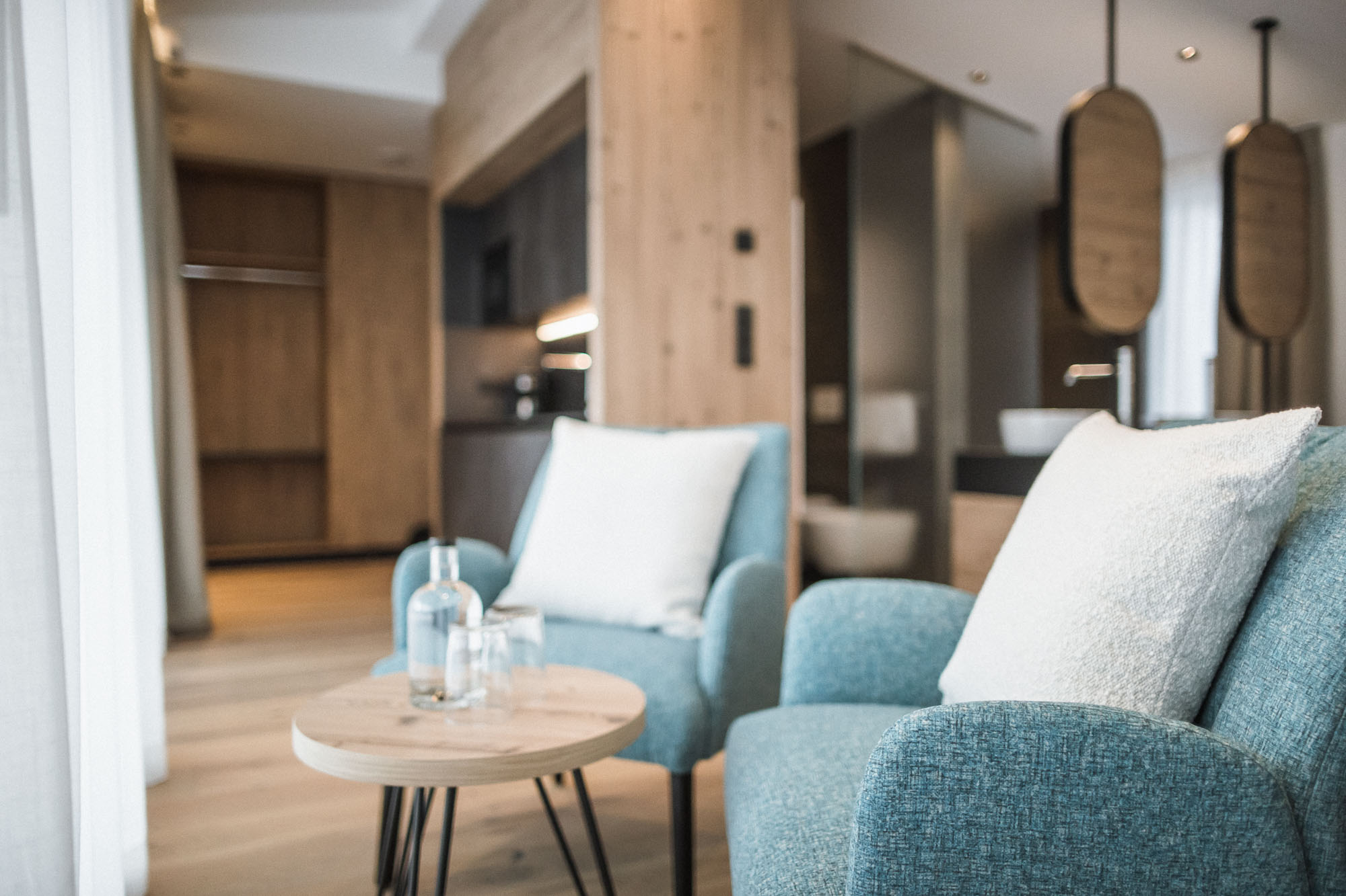 Zwei Sessel mit Couchtisch im Apartment AhriaNova - AHRIA Apartments