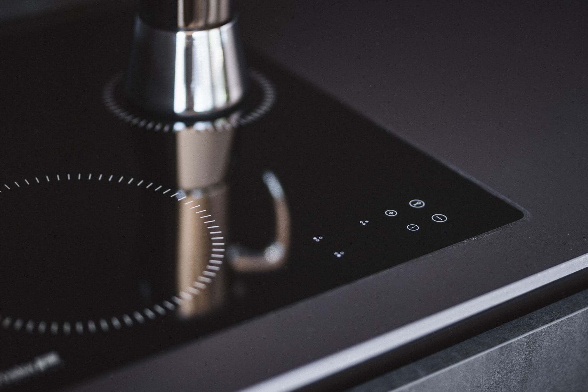 Induktionsherdplatte im Apartment AhriaNova - AHRIA Apartments