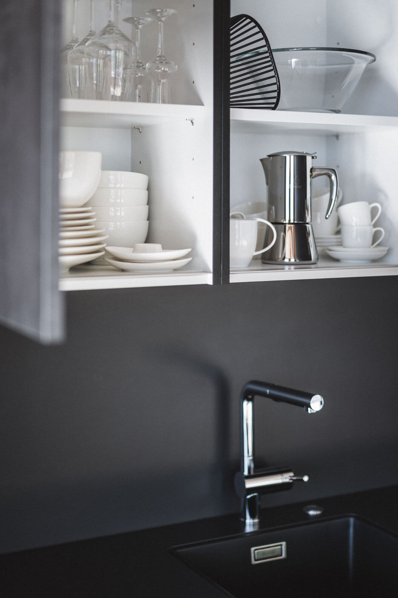 Ausstattung der Küchenzeile mit Waschbecken im Apartment AhriaNova - AHRIA Apartments