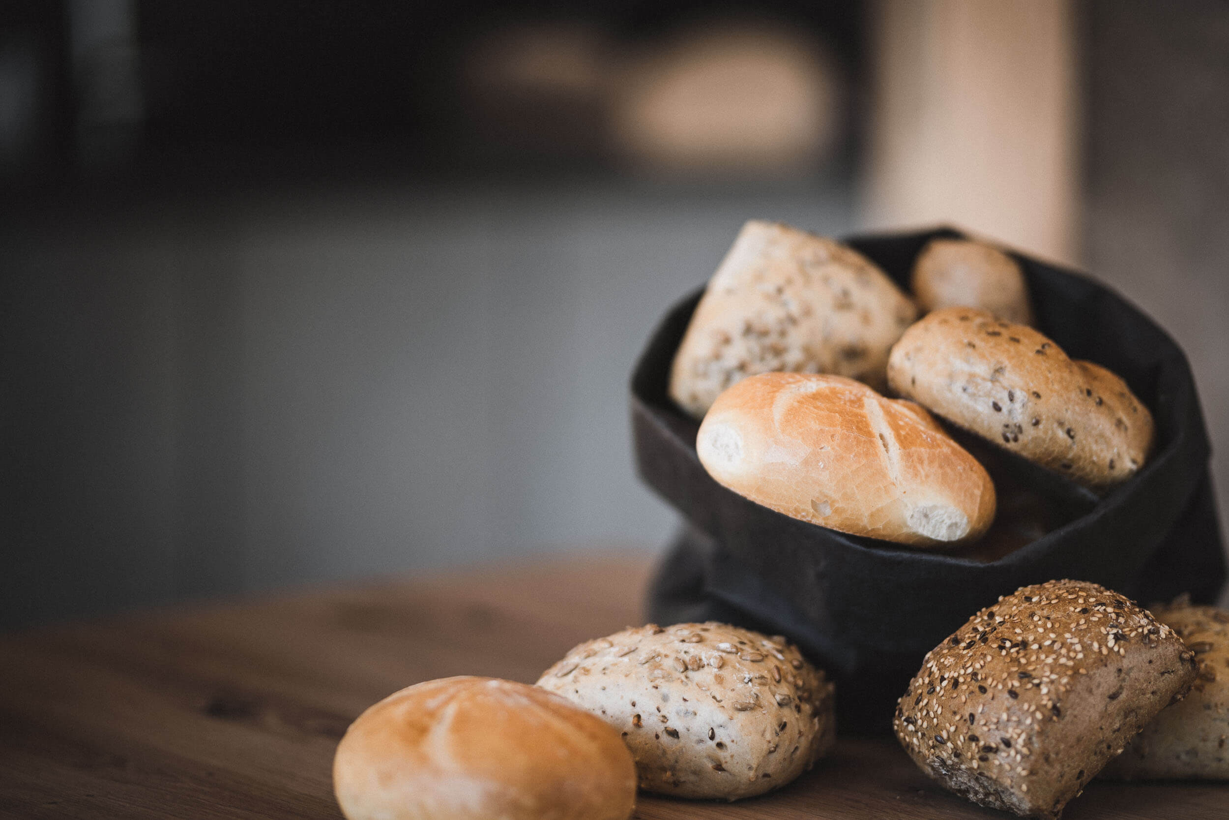 Gelieferter Brotkorb mit frischem Frühstücksbrot im Apartment AhriaNova - AHRIA Apartments