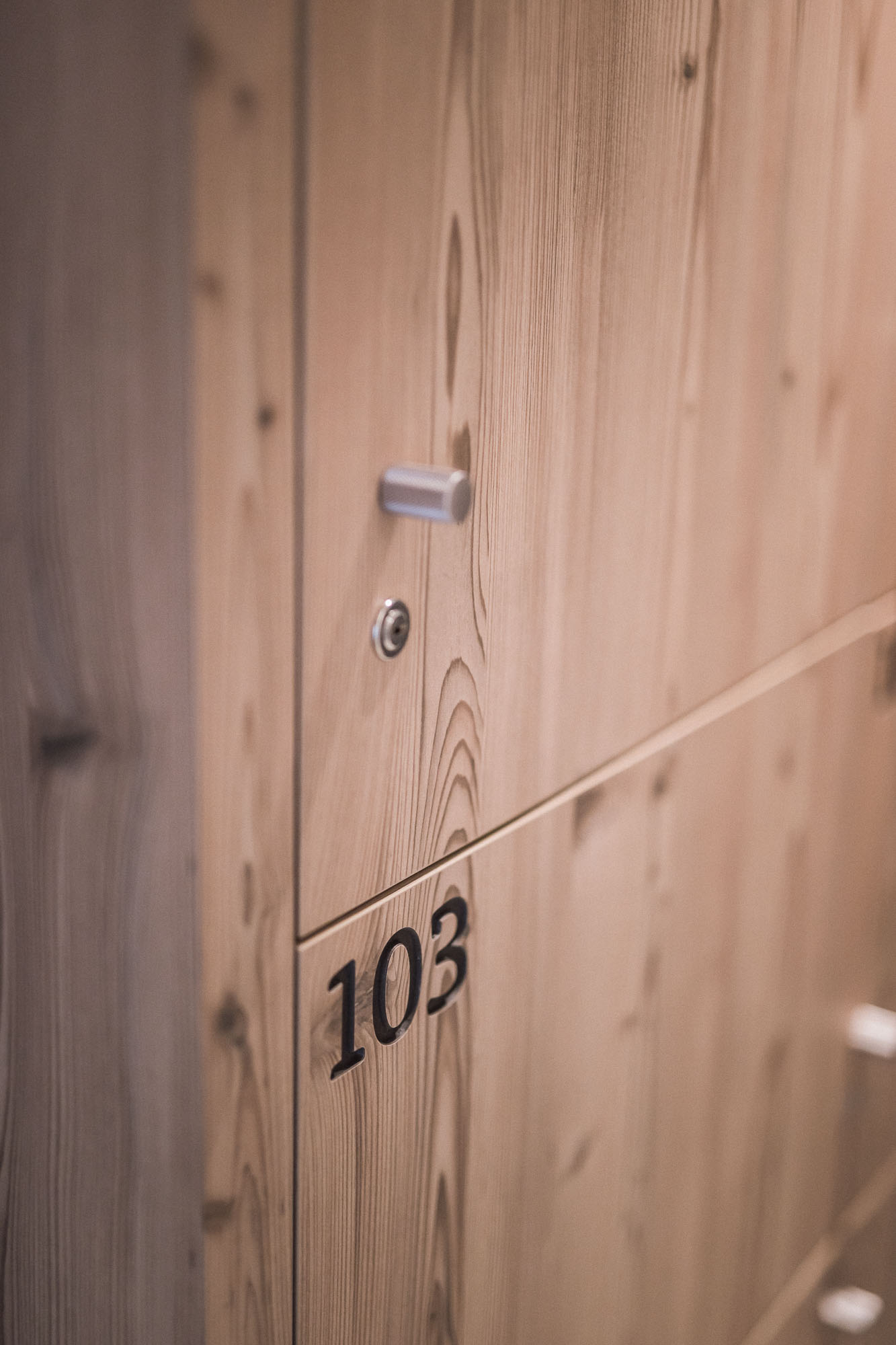 Schließkasten aus Holz mit Zimmernummer im Apartment AhriaNova - AHRIA Apartments