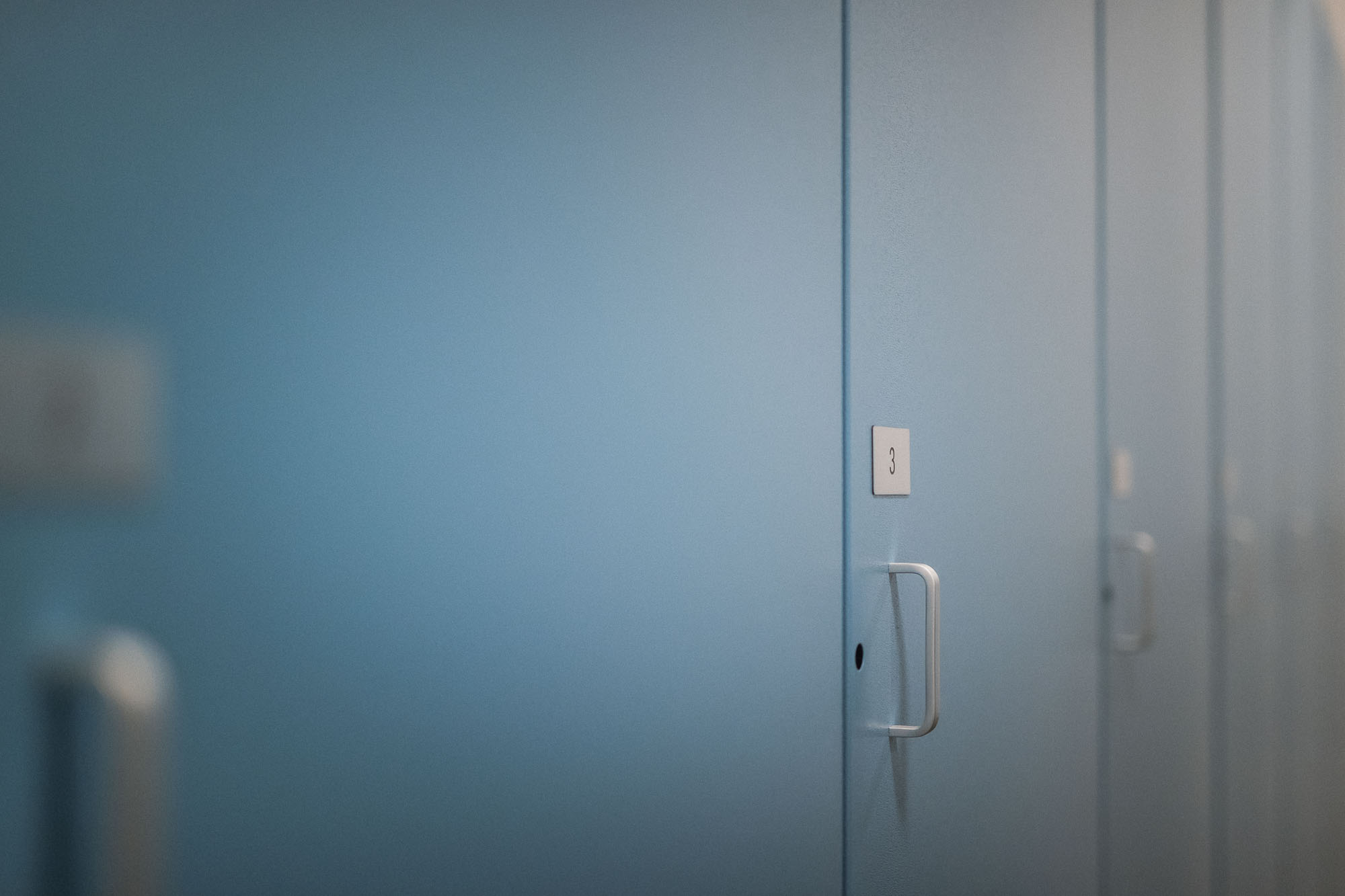 Blaues Schließfach für Ski- oder Bikeausrüstung im Apartment AhriaNova - AHRIA Apartments