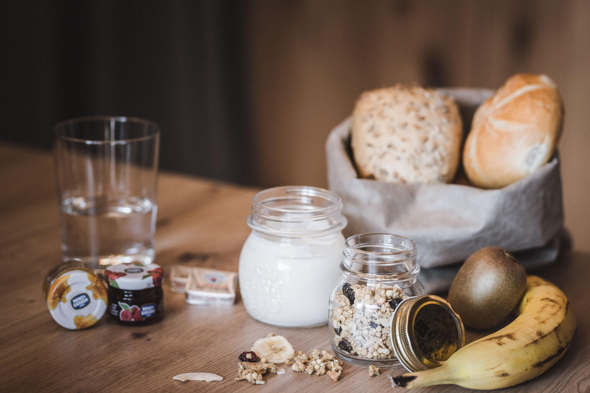Frühstück mit Müsli und Jogurt im Apartment AhriaNova - AHRIA Apartments