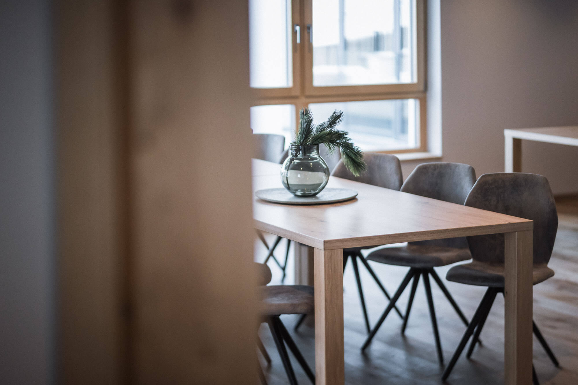 Großer Tisch mit mehreren Stühlen im Apartment AhriaNova - AHRIA Apartments