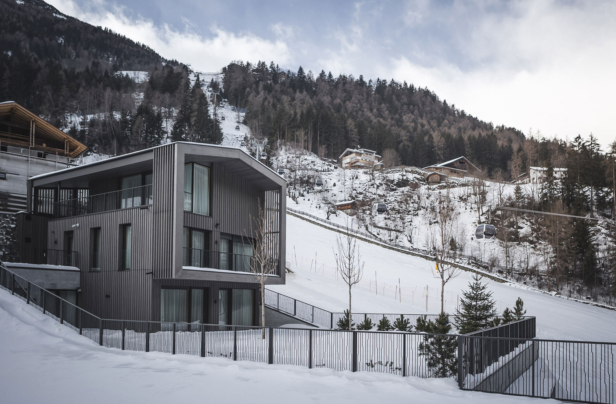 AhriaNova Apartment von außen im Winter inmitten vom Schnee - AHRIA Apartments