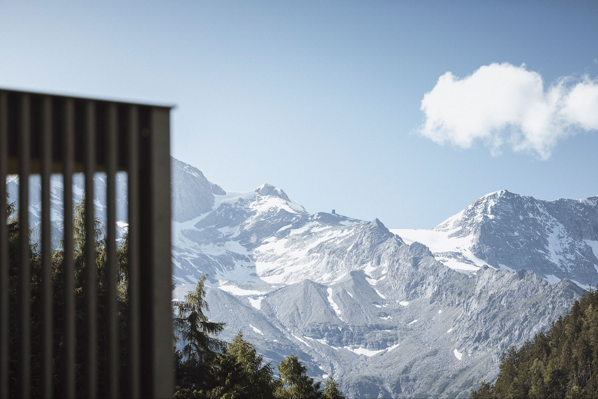 Ausblick vom Apartment auf die verschneiten Südtiroler Berggipfel - AHRIA Apartments