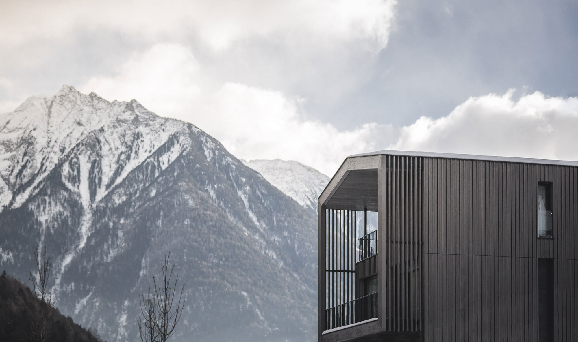 Luxuriöses Apartment in den Bergen mit markantem Berggipfel im Hintergrund - AHRIA Apartments