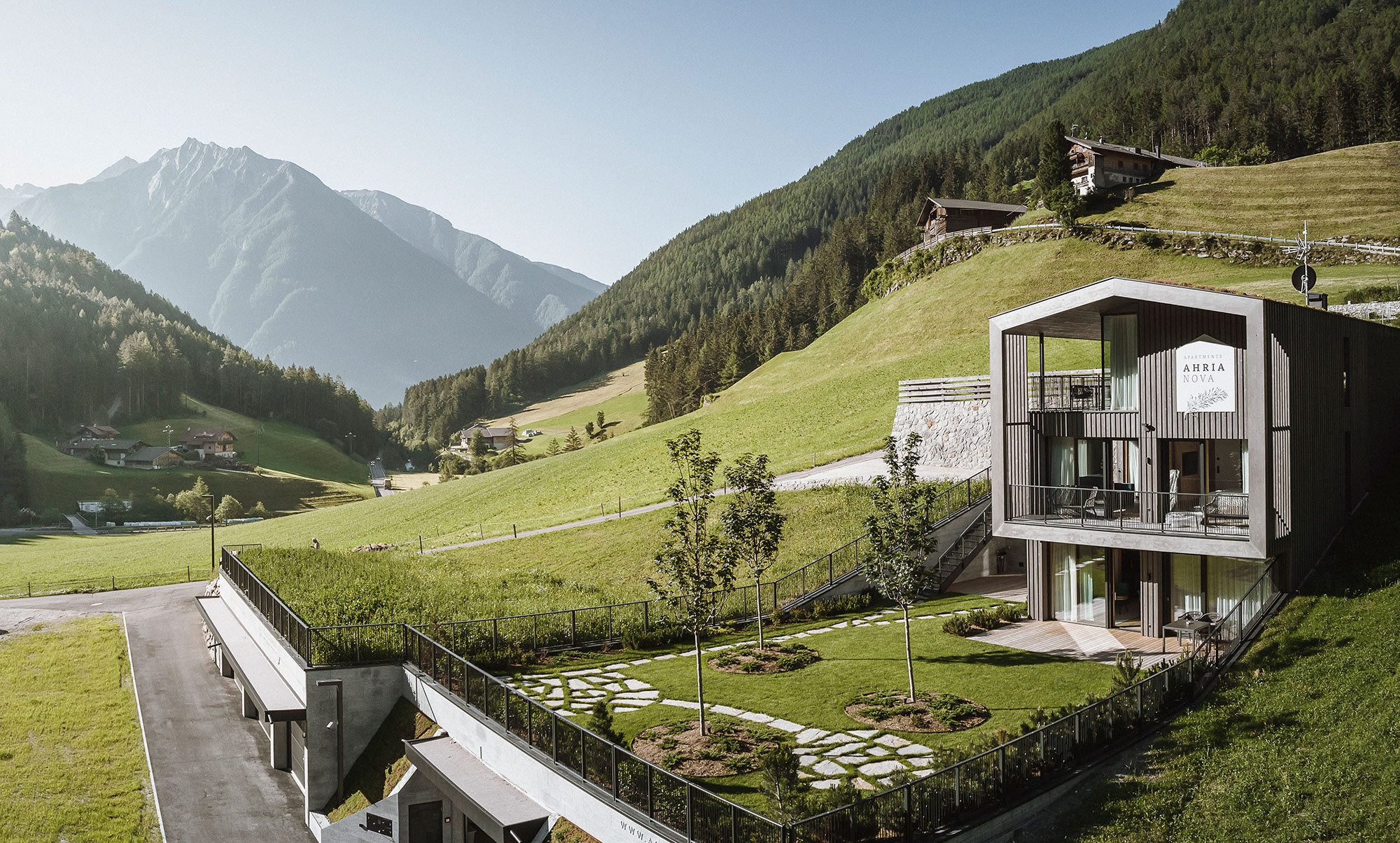 Außenbereich vom AhriaNova Apartment mit Garten und Garage - AHRIA Apartments