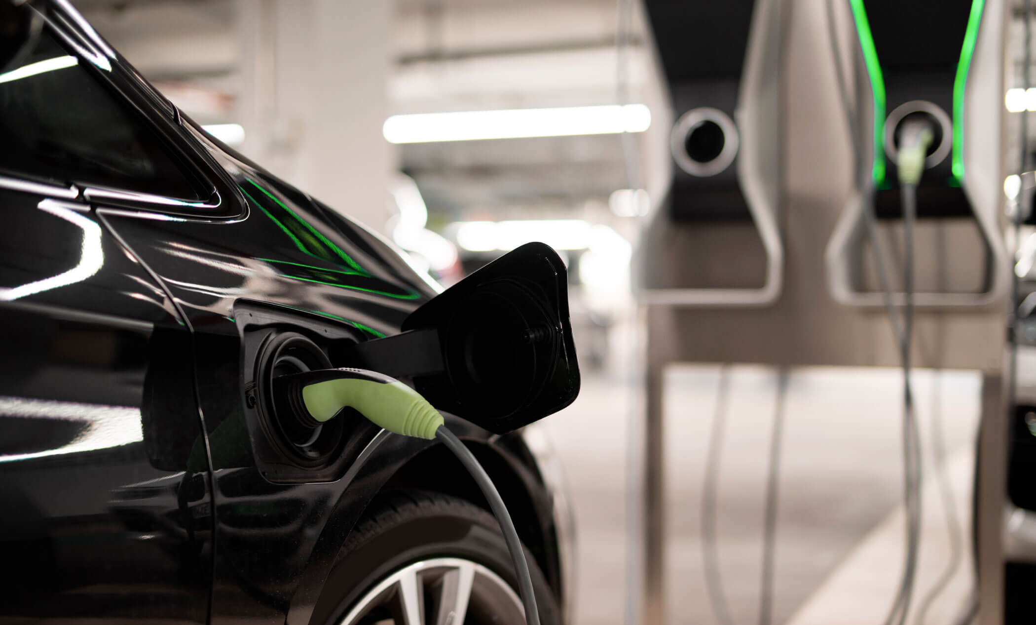 Garage con stazione di ricarica elettrica