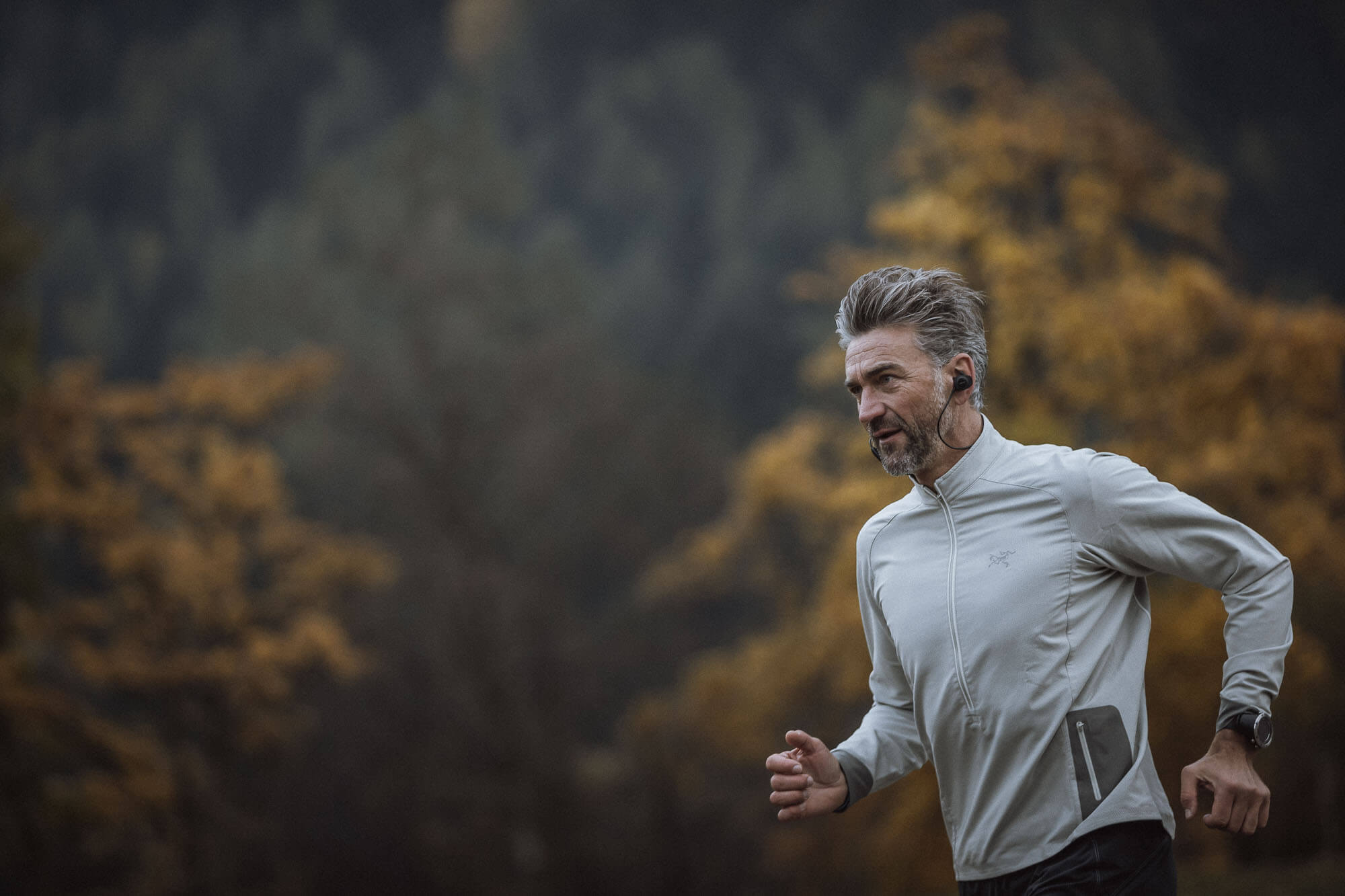 Läufer in der Natur unterwegs beim Musik hören - AHRIA Apartments