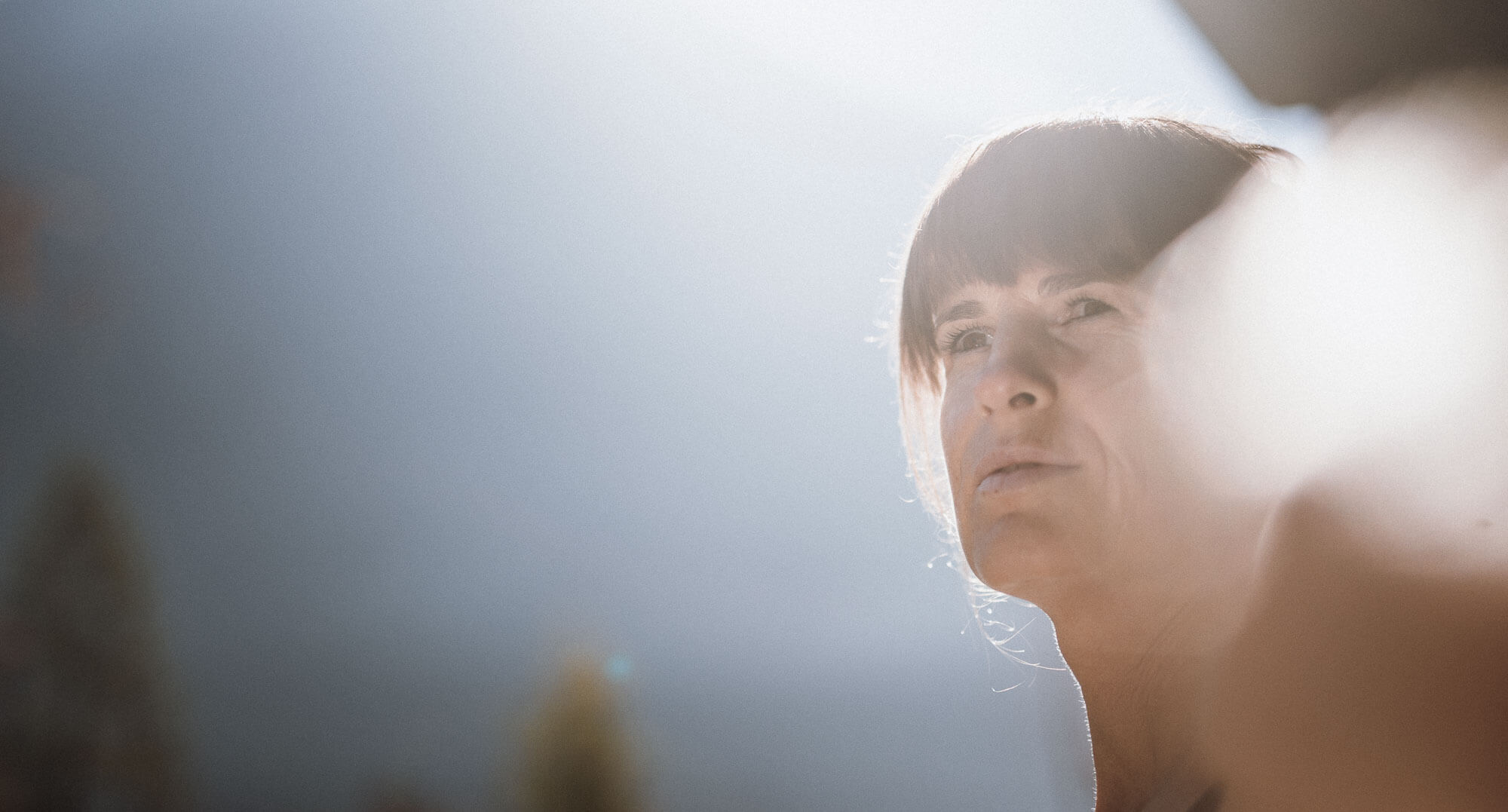 Frau blickt in die Ferne - AHRIA Apartments