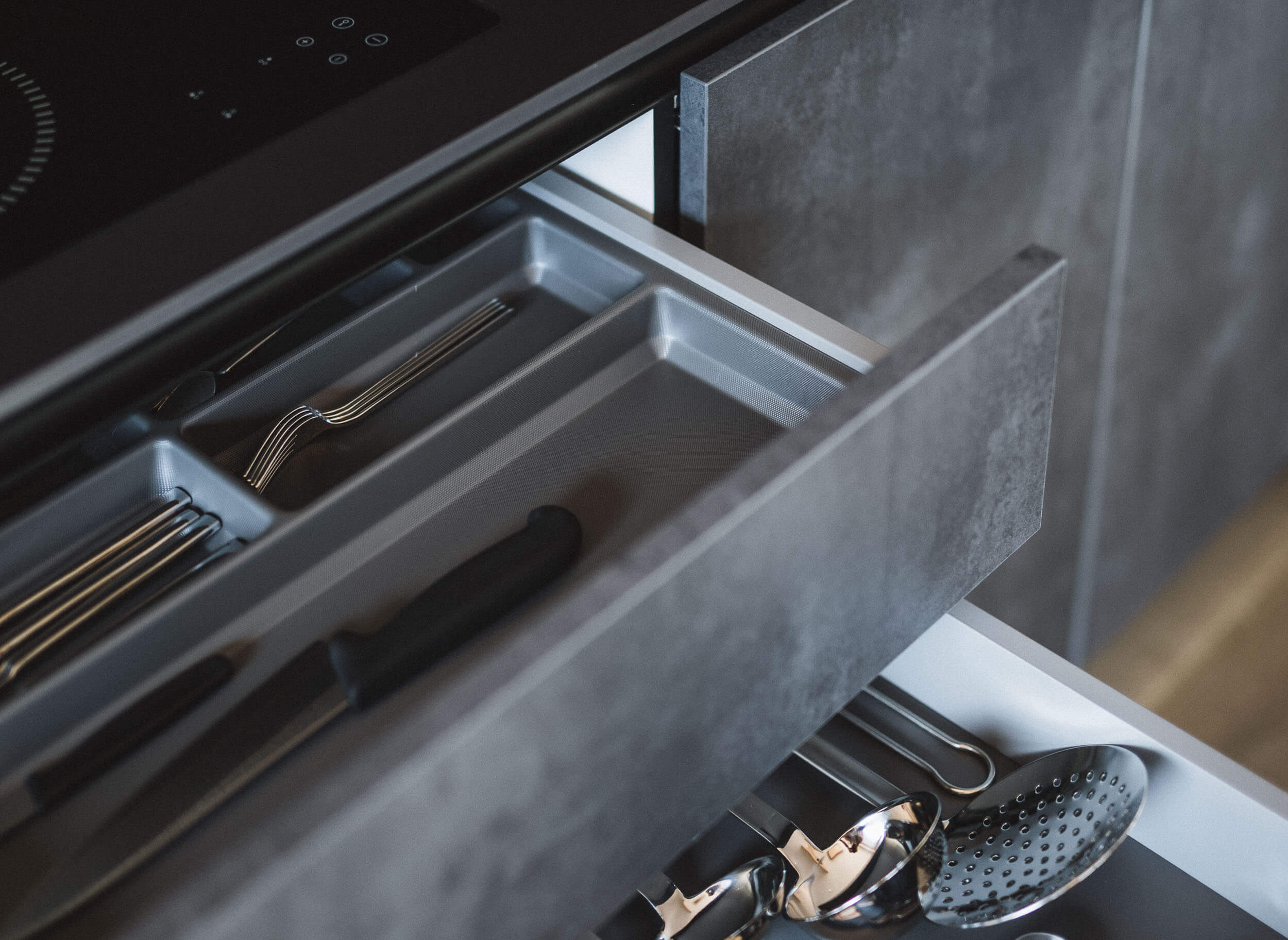 Schubladen mit Kochutensilien im AhriaPura Apartment - AHRIA Apartments