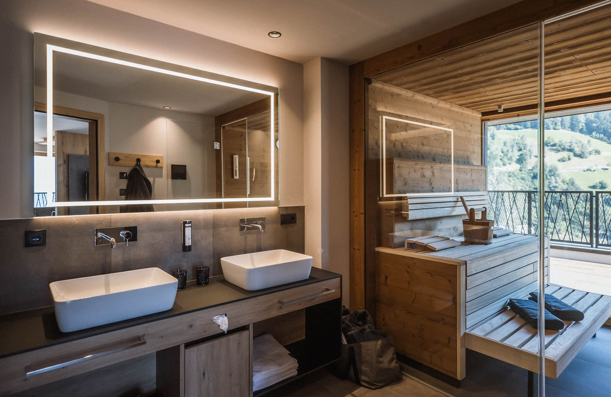 Badezimmer mit Eingang zur privaten Sauna im AhriaPura Apartment - AHRIA Apartments