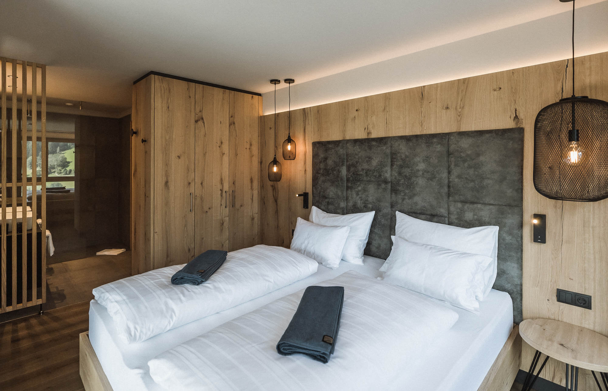 Schlafzimmer mit Doppelbett im AhriaPura Apartment - AHRIA Apartments