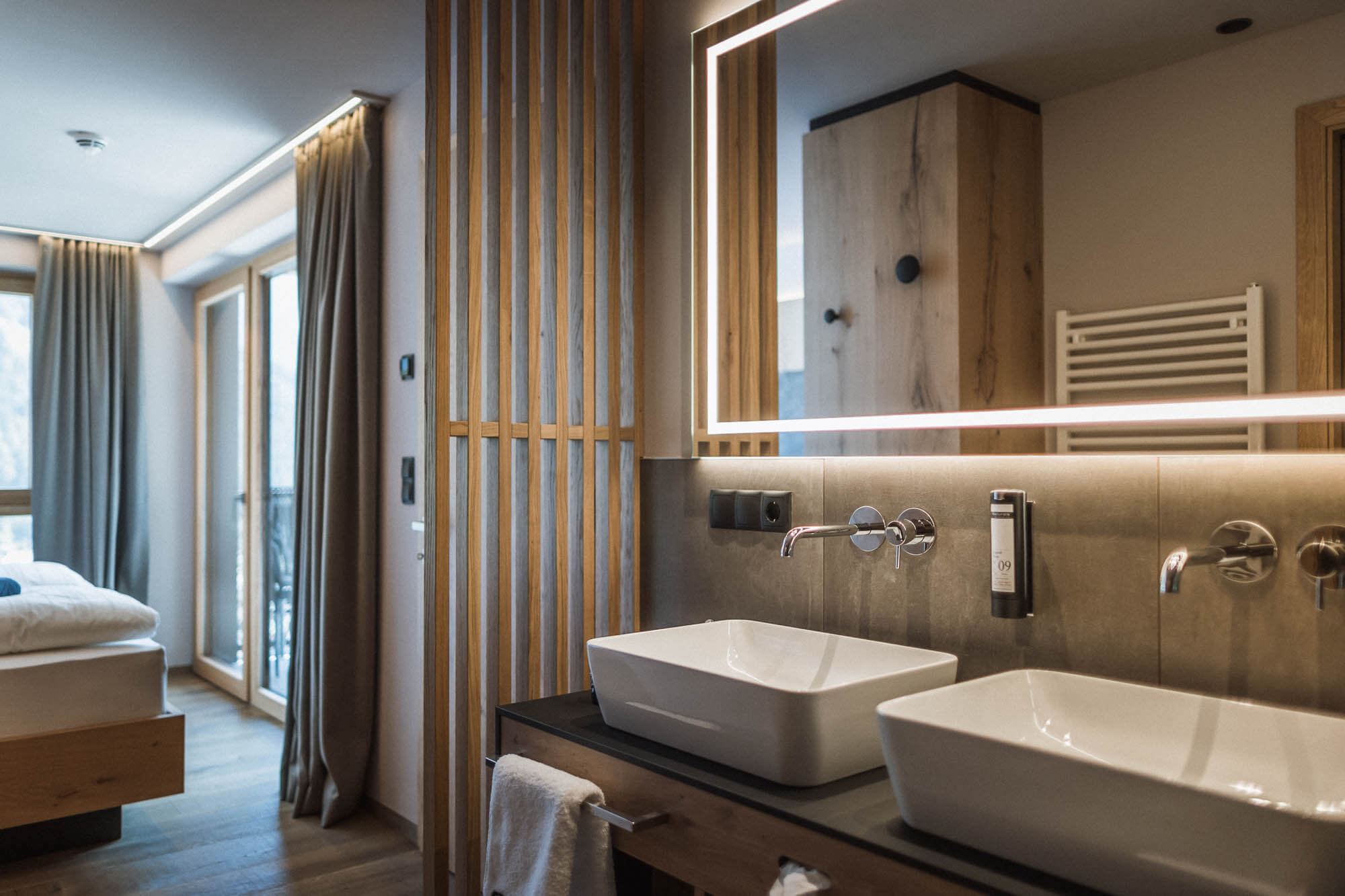 Doppelwaschbecken mit Spiegel im AhriaPura Apartment - AHRIA Apartments