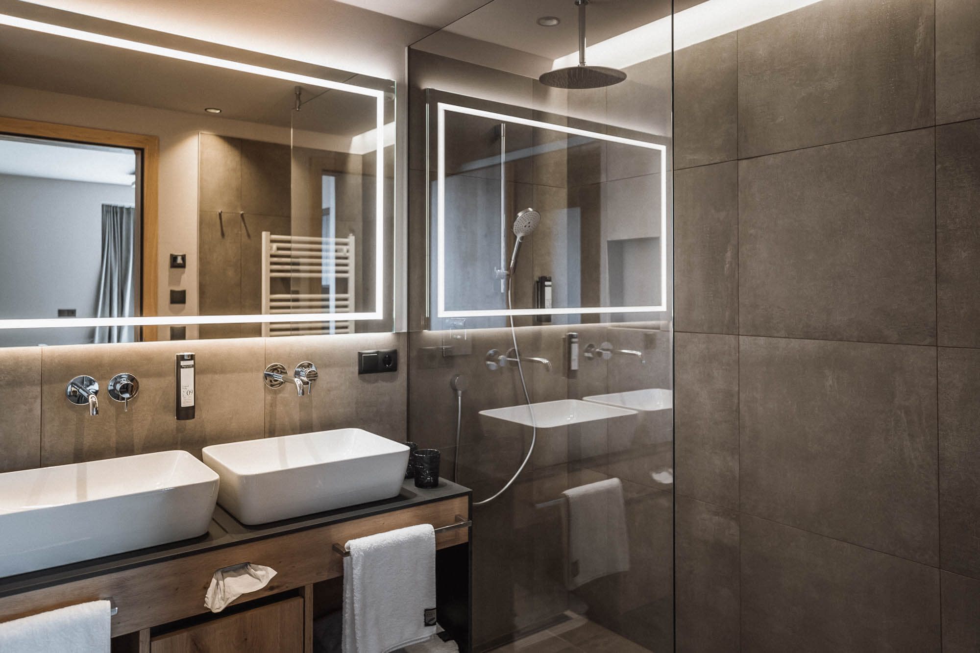 Badezimmer mit Regendusche im AhriaPura Apartment - AHRIA Apartments