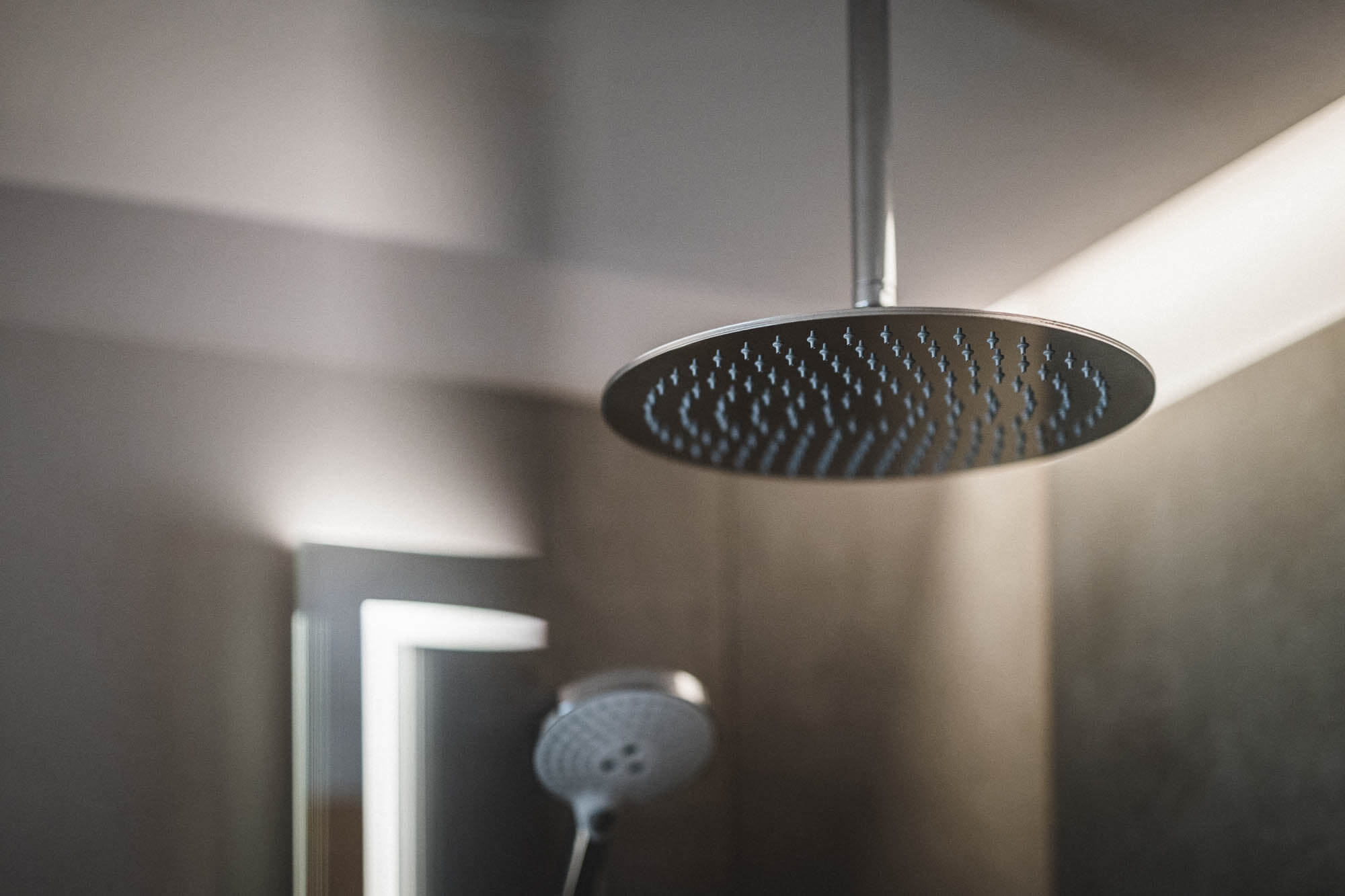 Regendusche im AhriaPura Apartment - AHRIA Apartments