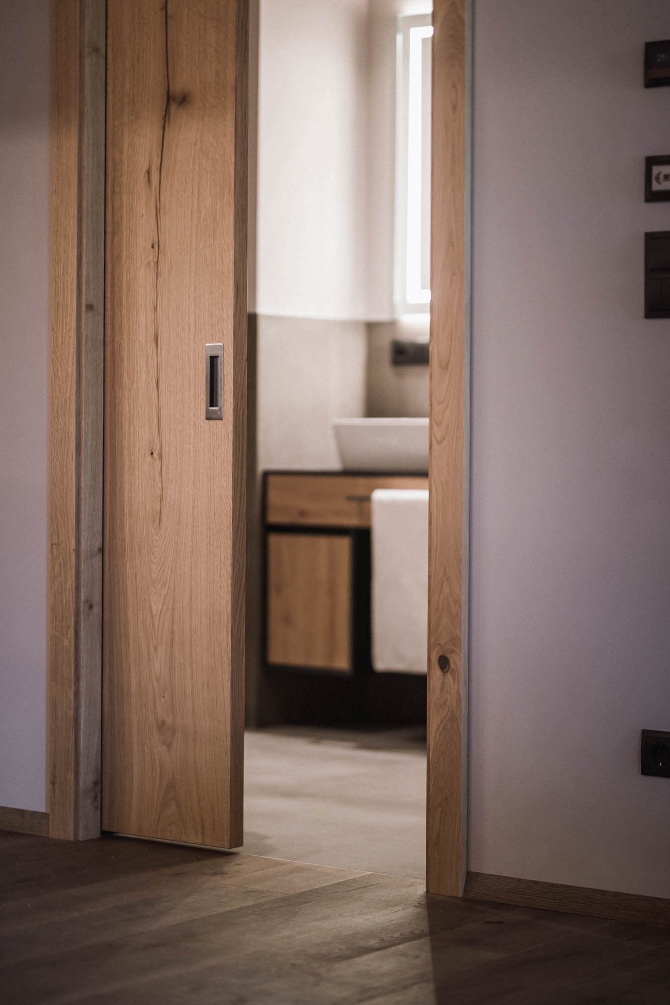 Schiebetür ins Badezimmer im AhriaPura Apartment - AHRIA Apartments