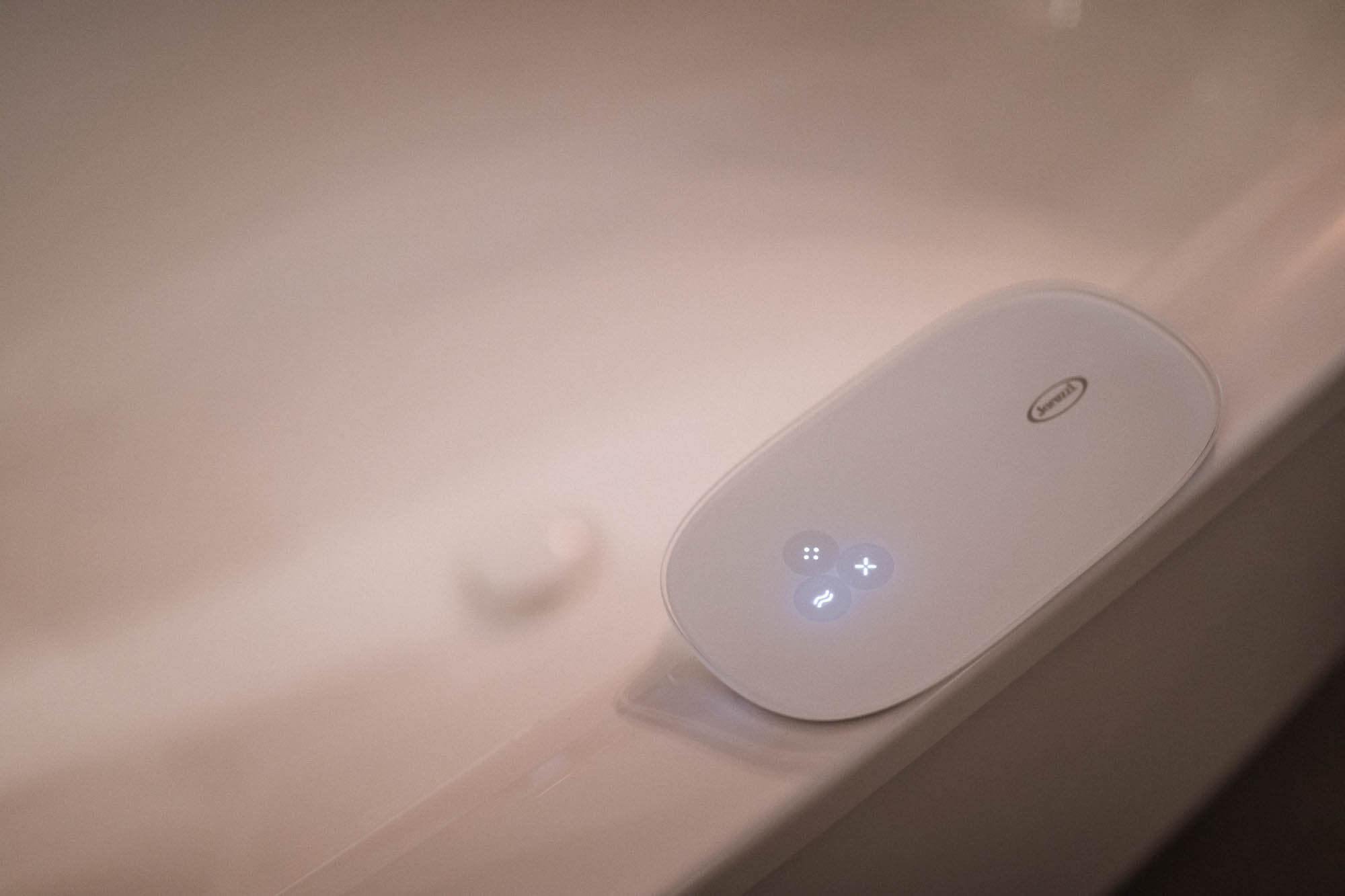 Regler für den Jacuzzi im AhriaPura Apartment - AHRIA Apartments