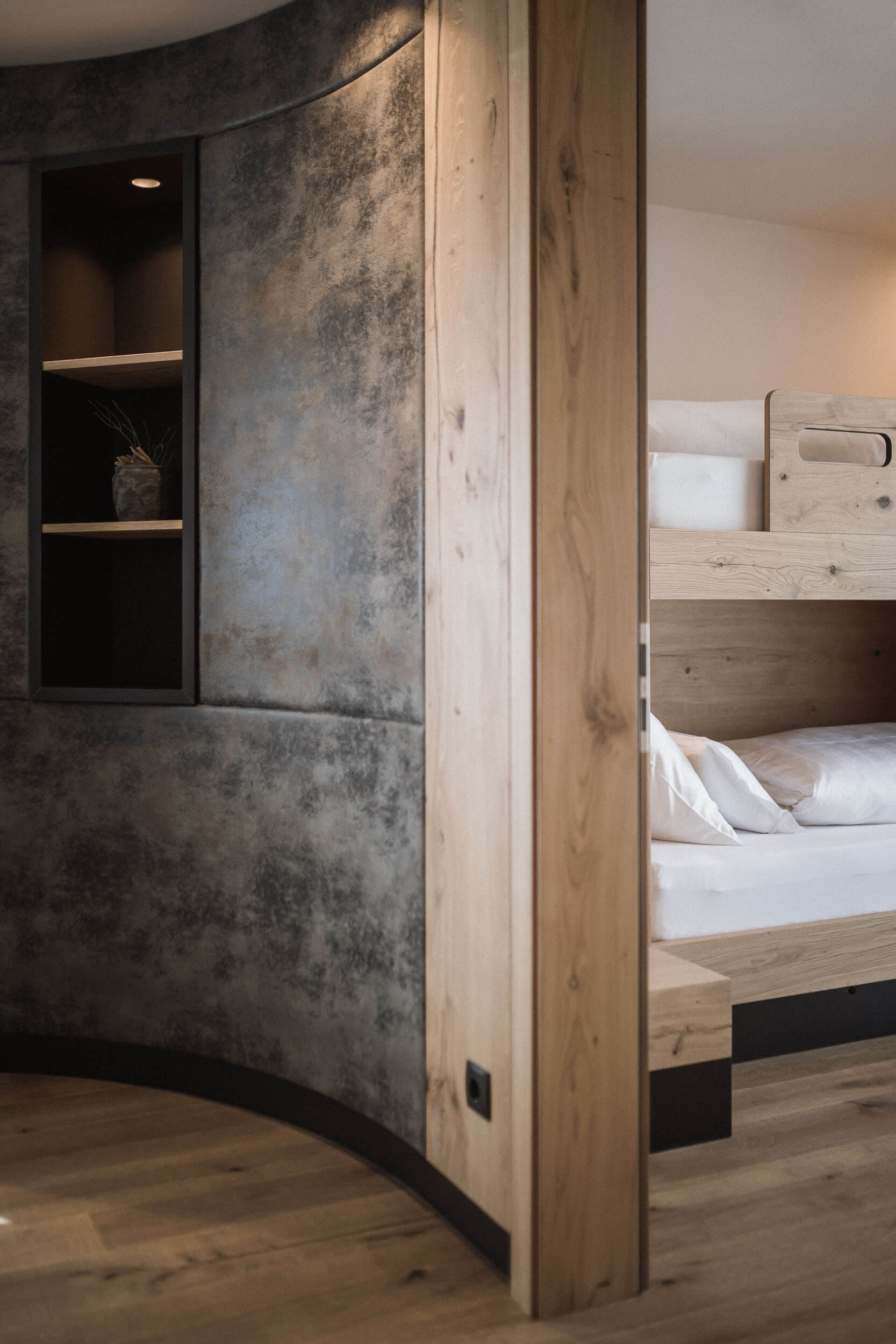 Blick vom Gang in das Kinderzimmer vom AhriaPura Apartment - AHRIA Apartments