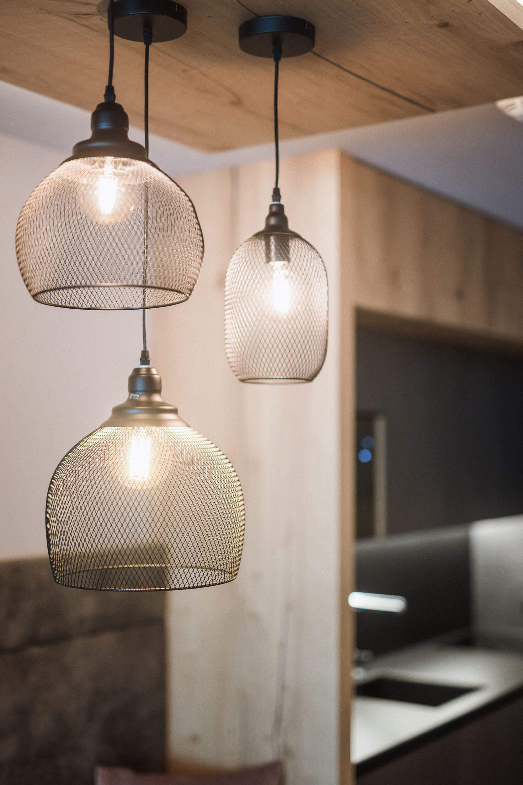 Moderne Hängelampen im AhriaPura Apartment - AHRIA Apartments