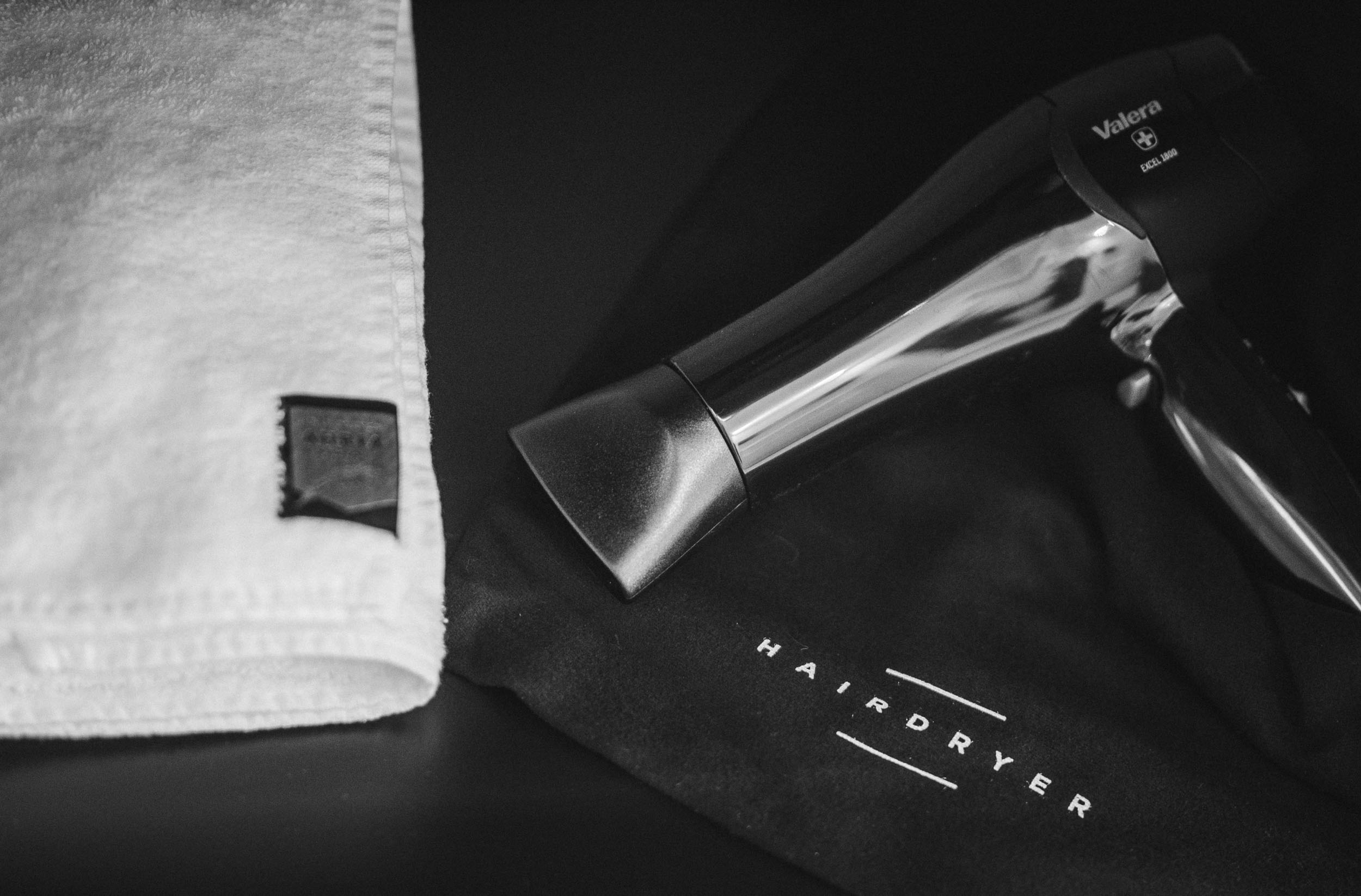 Schwarzer Föhn und weißes Handtuch vom AhriaPura Apartment - AHRIA Apartments