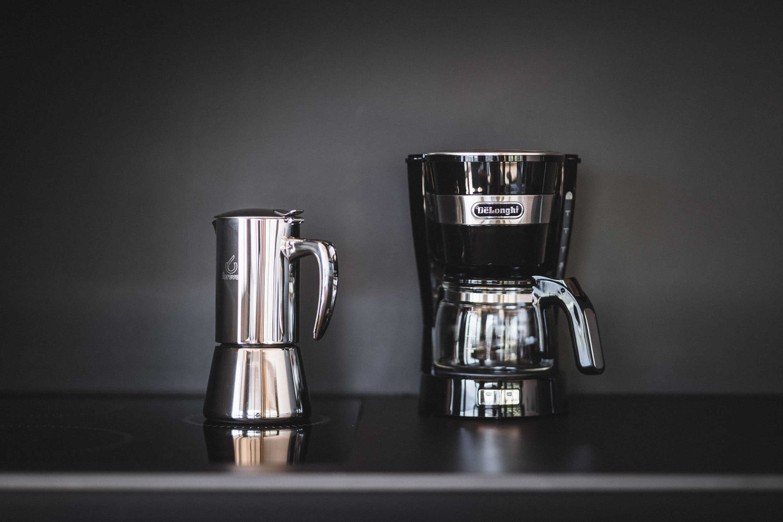 Filterkaffeemaschine und Mokka in der Küche des AhriaPura Apartment - AHRIA Apartments