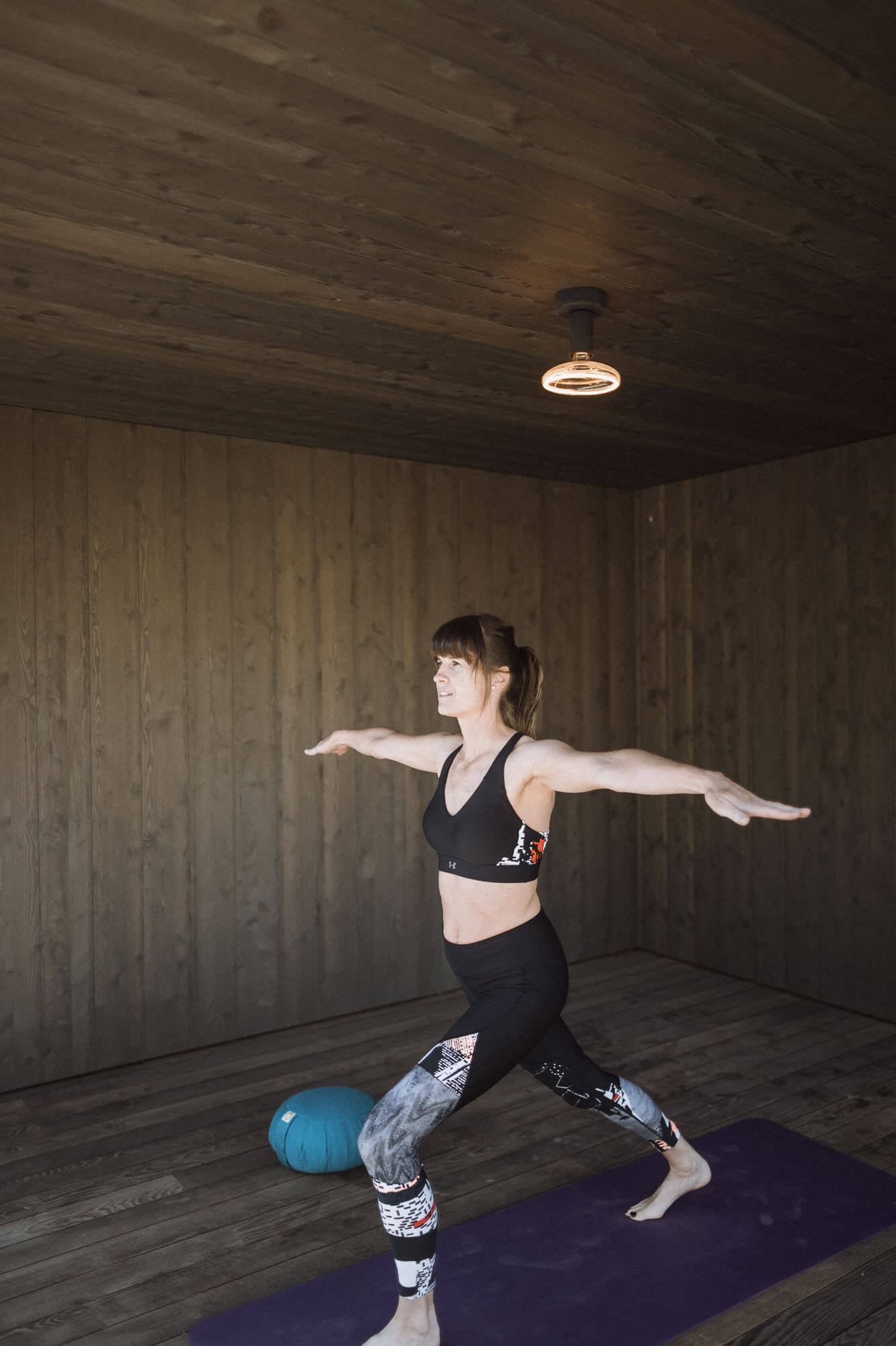 Frau beim Yoga im Freien - AHRIA Apartments