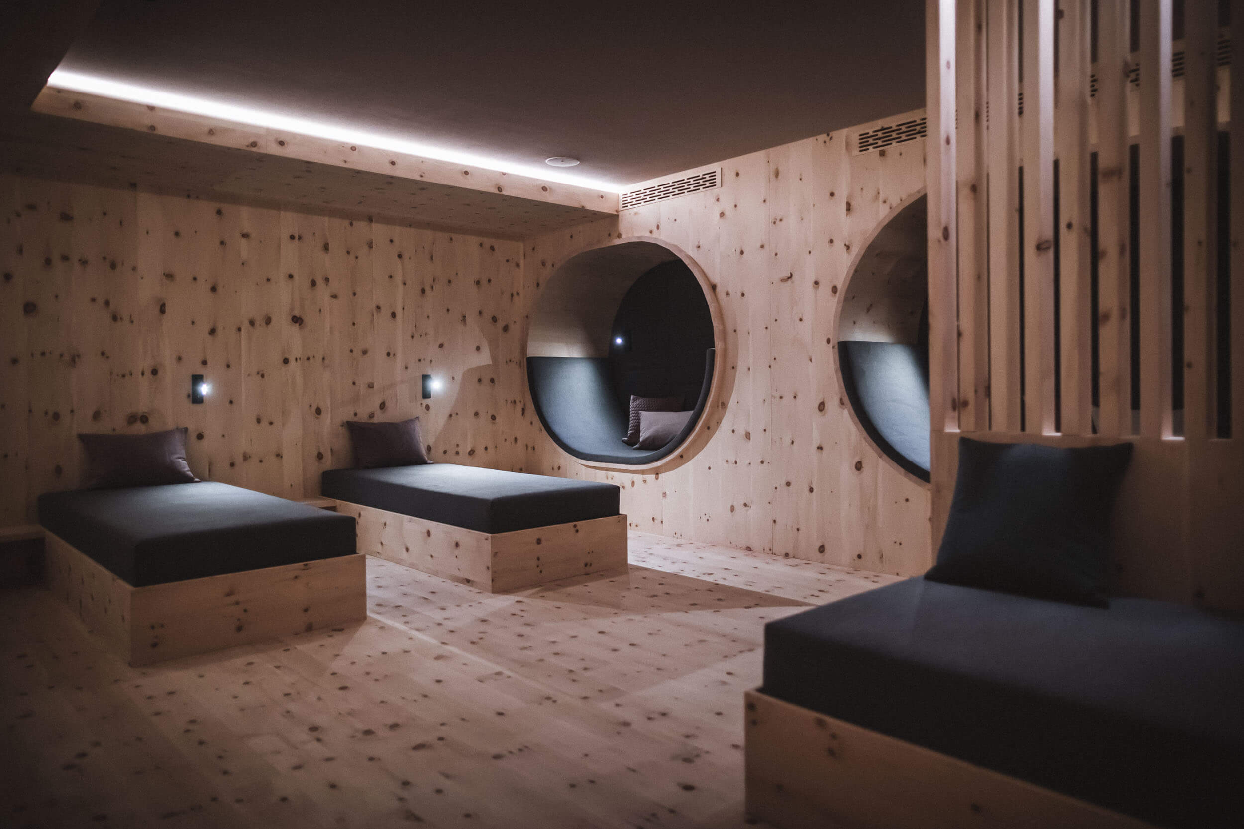 Ruheraum mit Holzverkleidung im AhriaPura Apartment - AHRIA Apartments