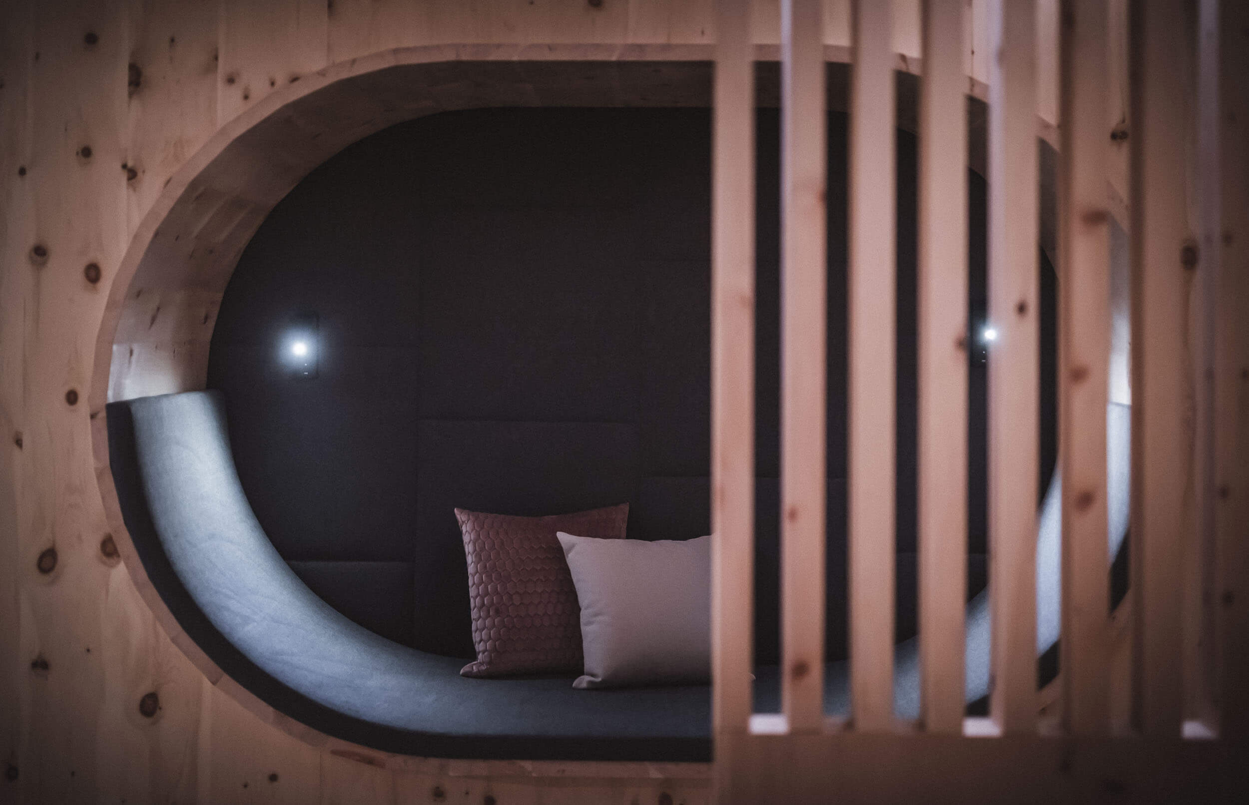 Sitznische in der Wand im Ruheraum vom AhriaPura Apartment - AHRIA Apartments