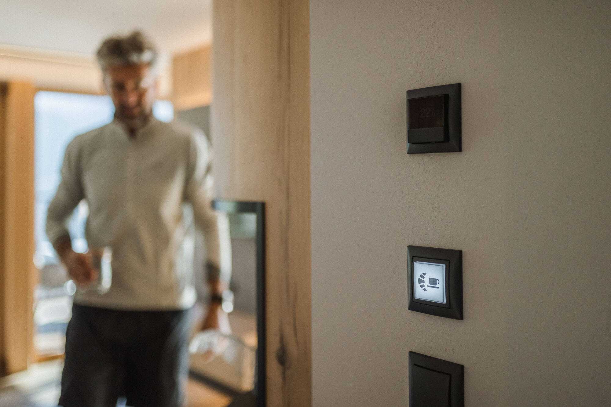 Symbol für Frühstücksservice an der Wand im AhriaPura Apartment - AHRIA Apartments