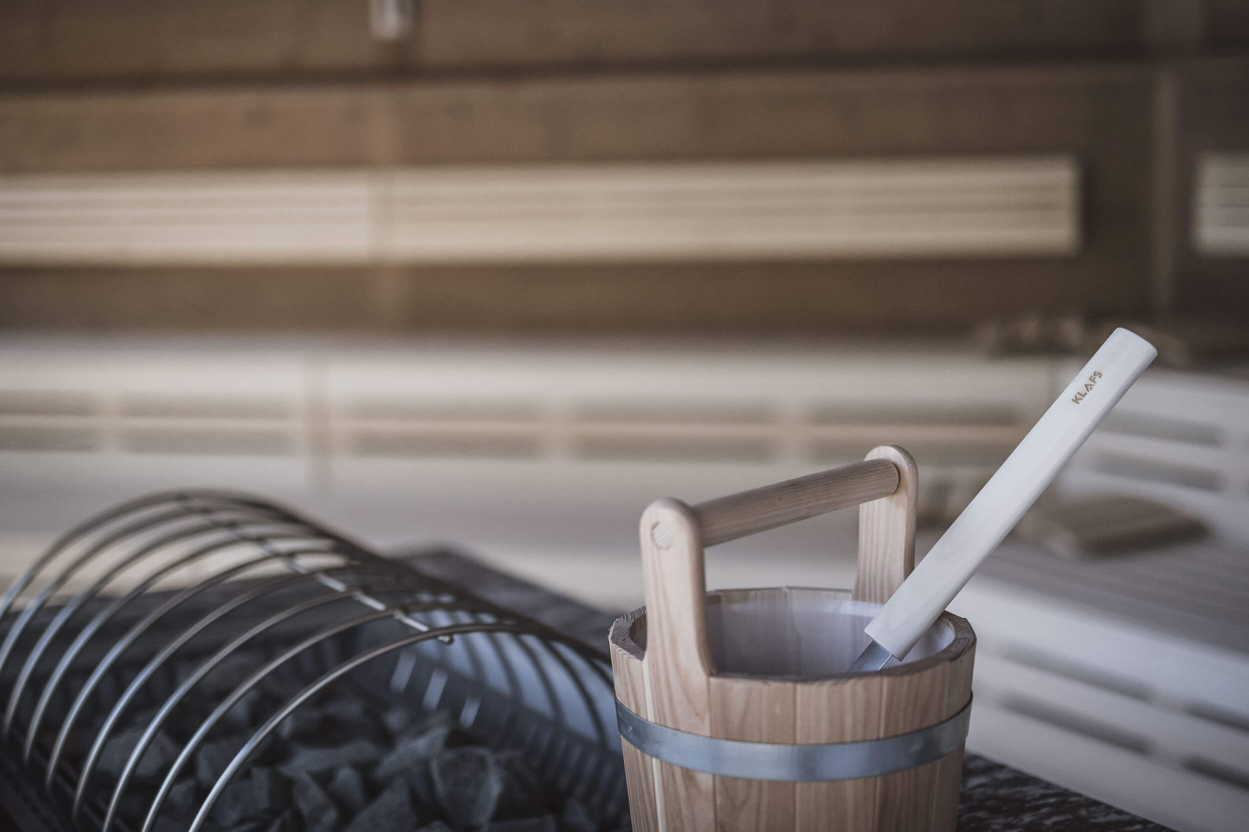 Saunaofen und Aufgusseimer im AhriaPura Apartment - AHRIA Apartments