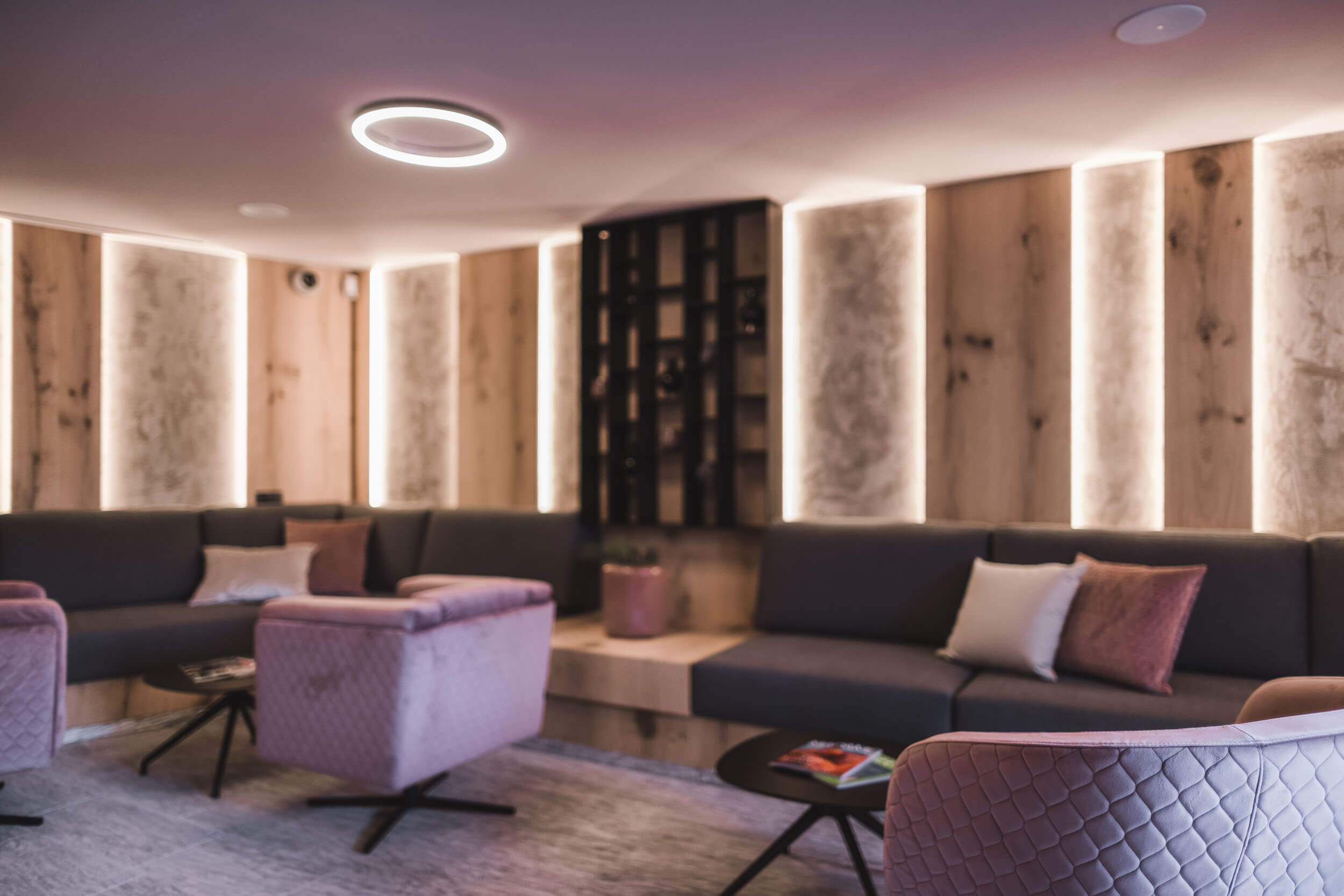 Große Lounge mit Sofaecken und Sessel im AhriaPura Apartment - AHRIA Apartments