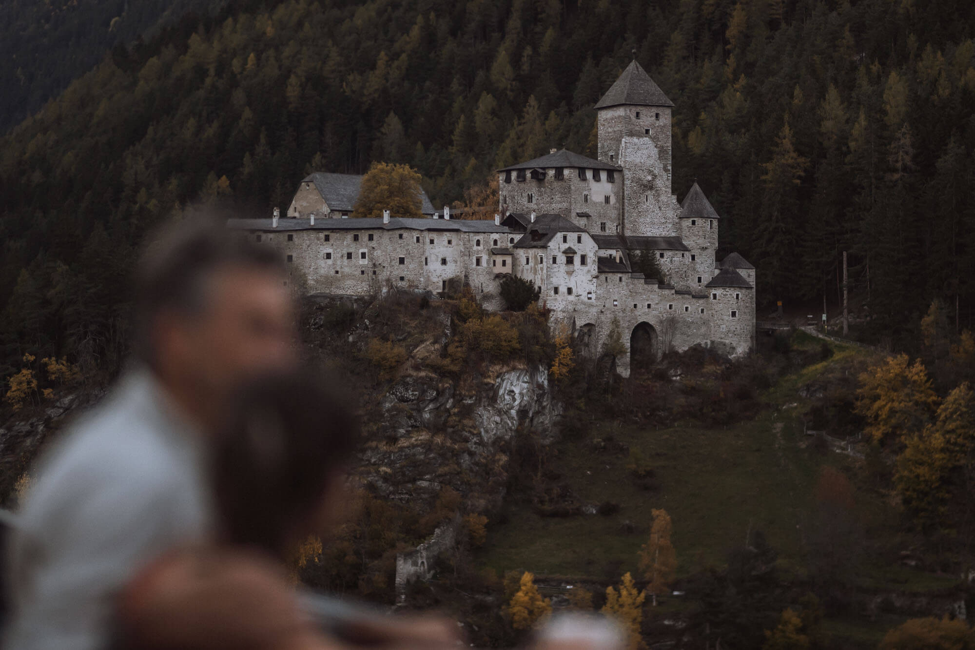 Pärchen blickt auf das Schloss Taufers vom AhriaPura Apartment aus - AHRIA Apartments