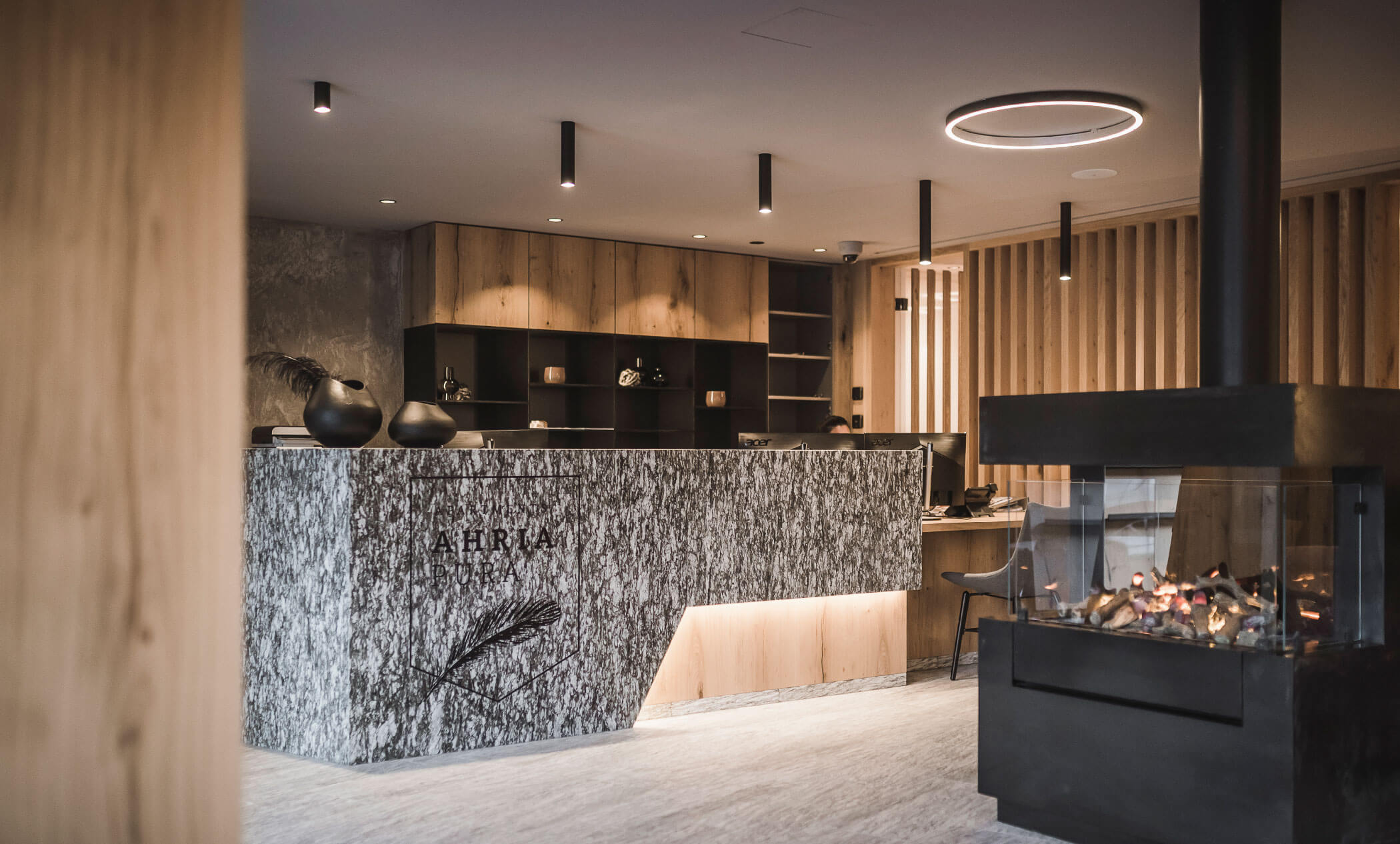 Rezeption mit modernem Ofen im AhriaPura Apartment - AHRIA Apartments