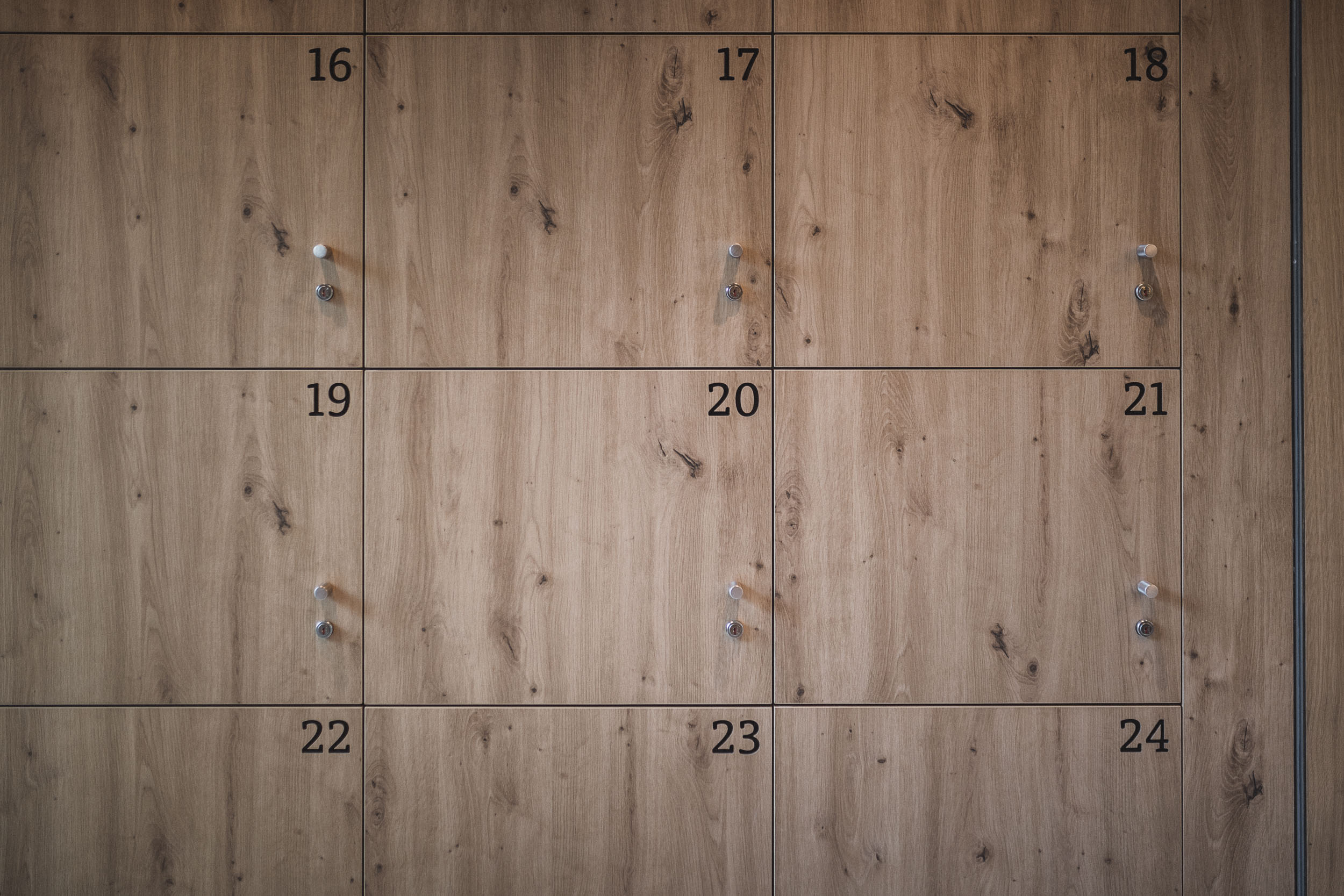 kleine Schließfächer aus Holz im AhriaPura Apartment - AHRIA Apartments