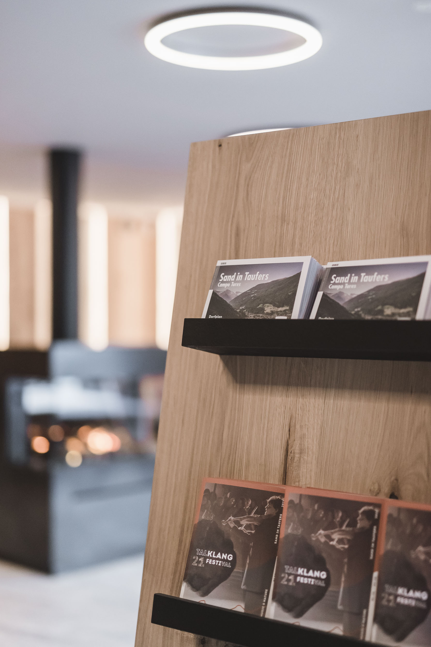 Prospekte im Lobbybereich im AhriaPura Apartment - AHRIA Apartments