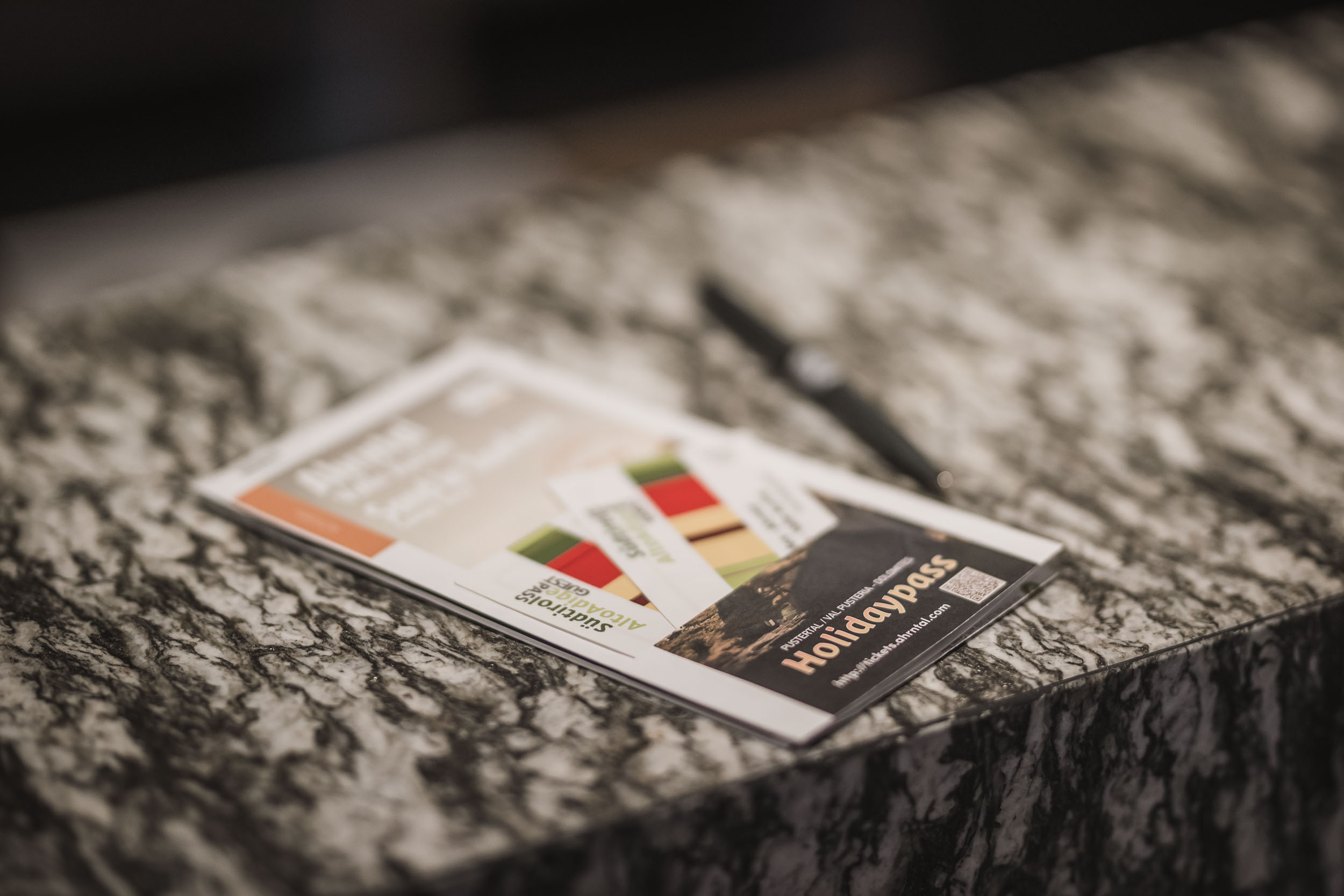 Karte mit Holidaypass im AhriaPura Apartment - AHRIA Apartments