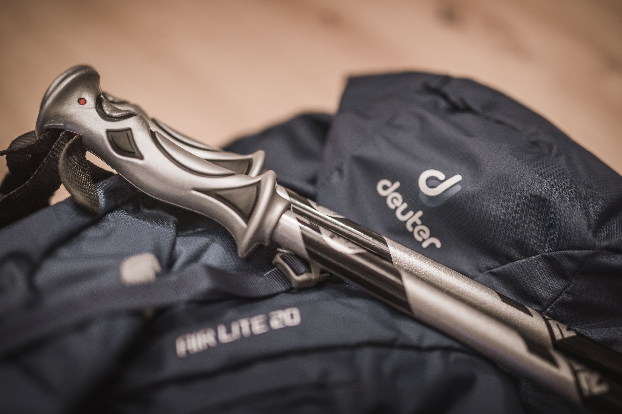 Wanderrucksack mit Wanderstöcke im AhriaPura Apartment - AHRIA Apartments