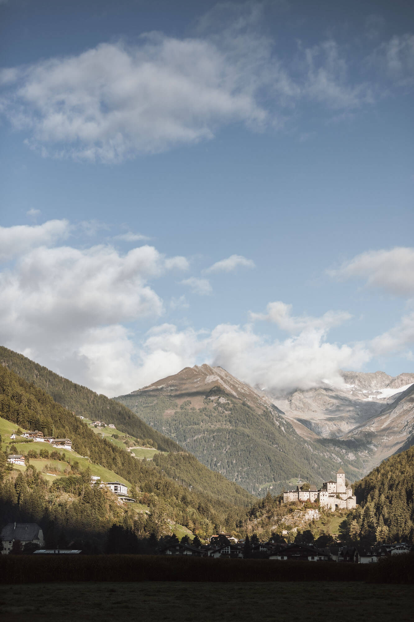 Blick in Richtung Ahrntal mit dem Schloss Taufers auf der rechten Talseite - AHRIA Apartments